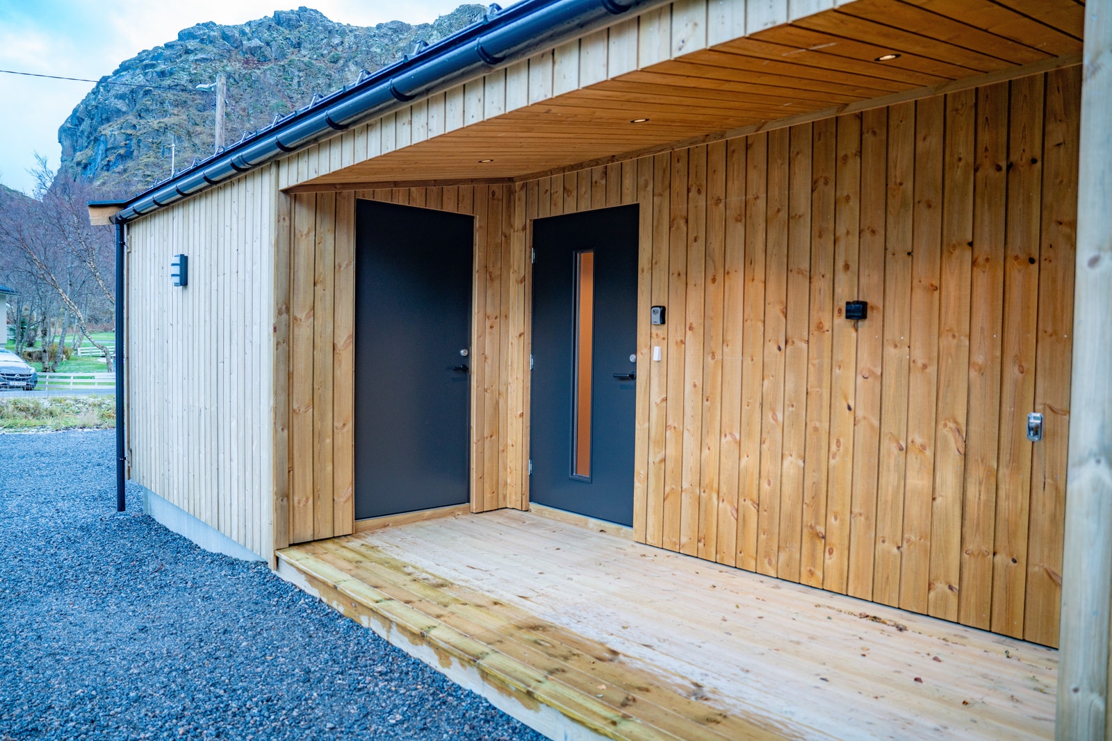 Takoverbygd inngangsparti med inngang til utebod Galleribilde