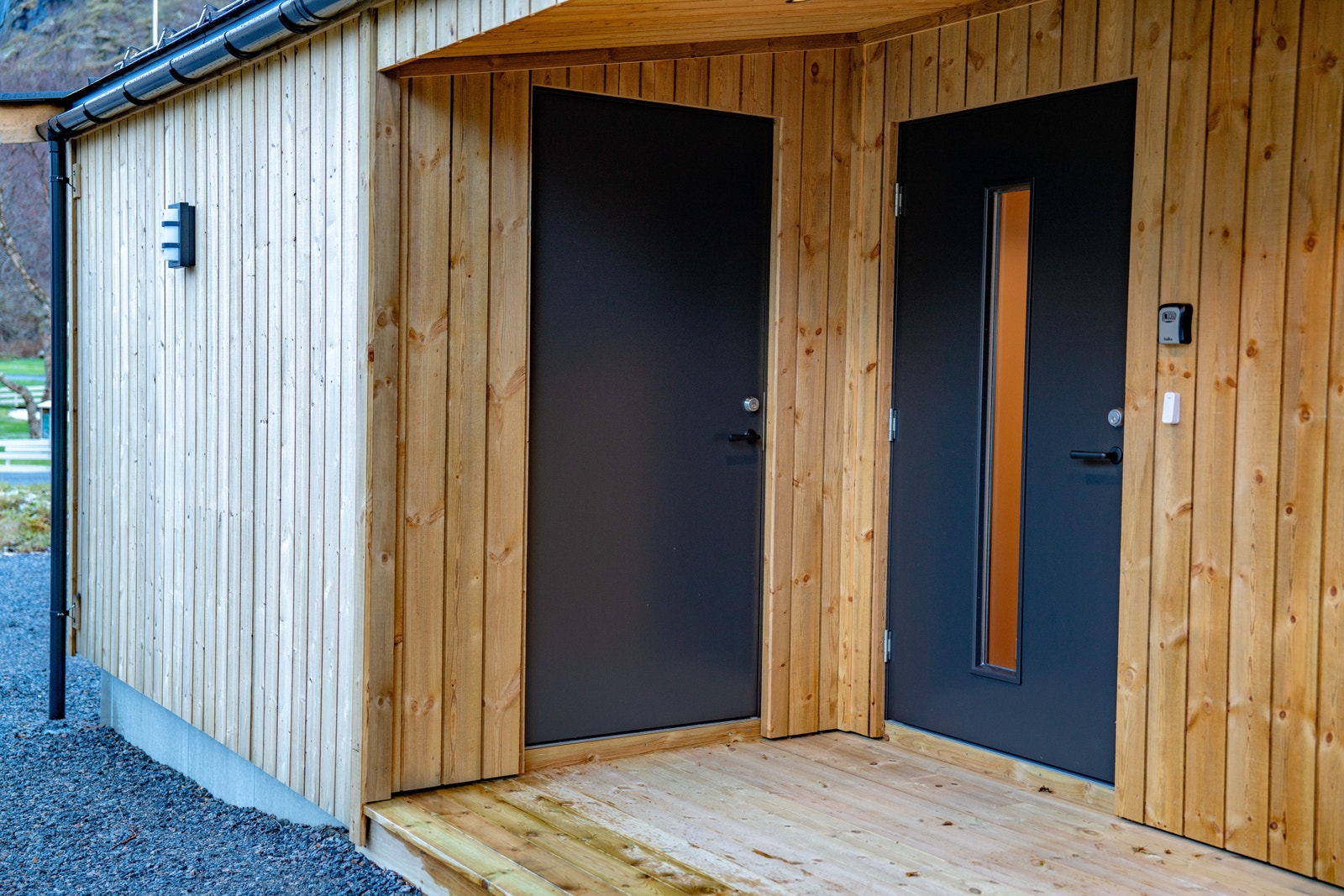 Sorte inngangsdører til bolig og bod Galleribilde