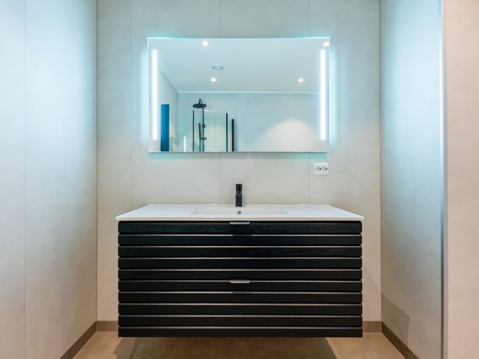 Baderomsinnredning med skuffer Galleribilde