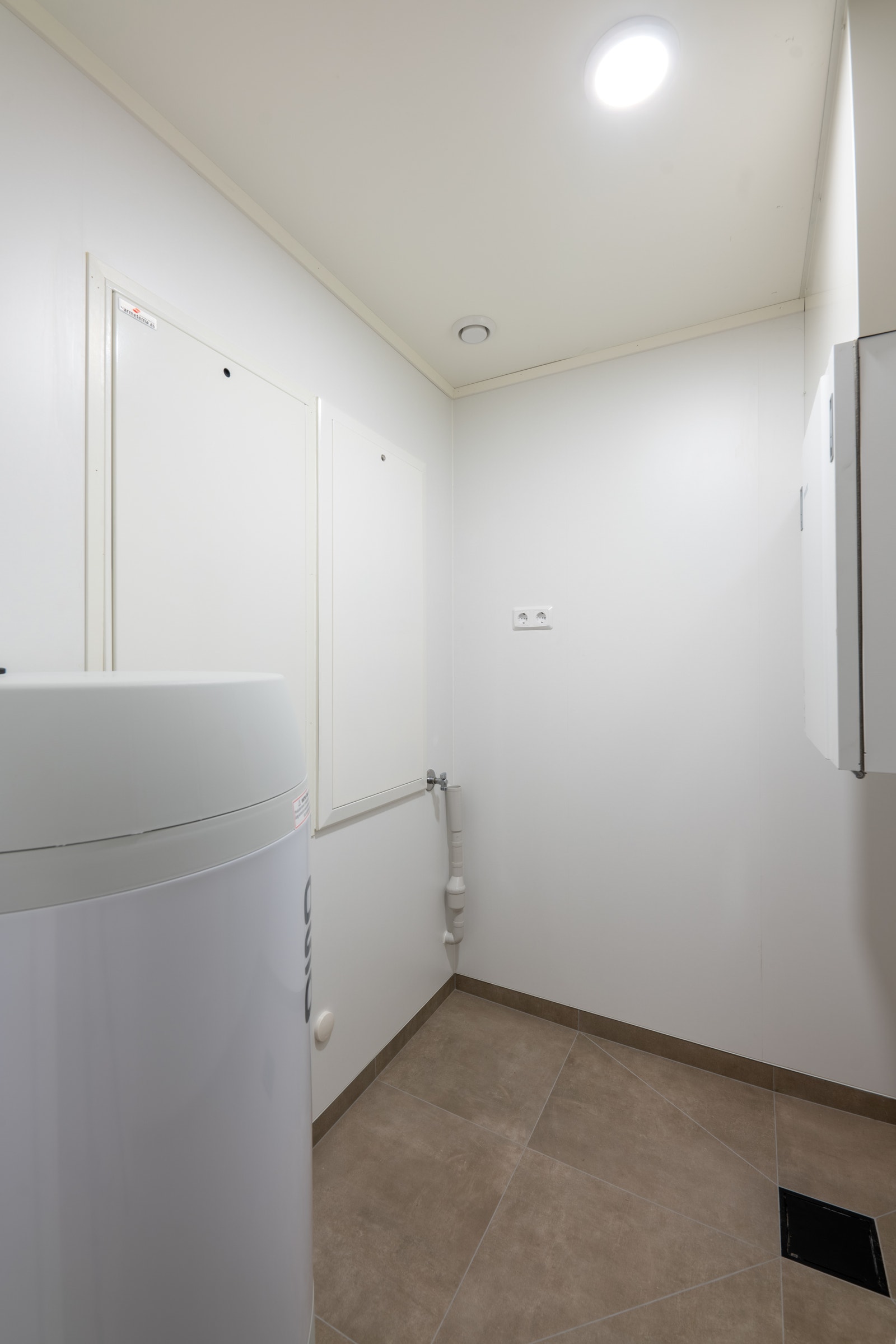 Vaskerom/bod med skap til vannboren varme, el-skap, vannskap og vvb Galleribilde