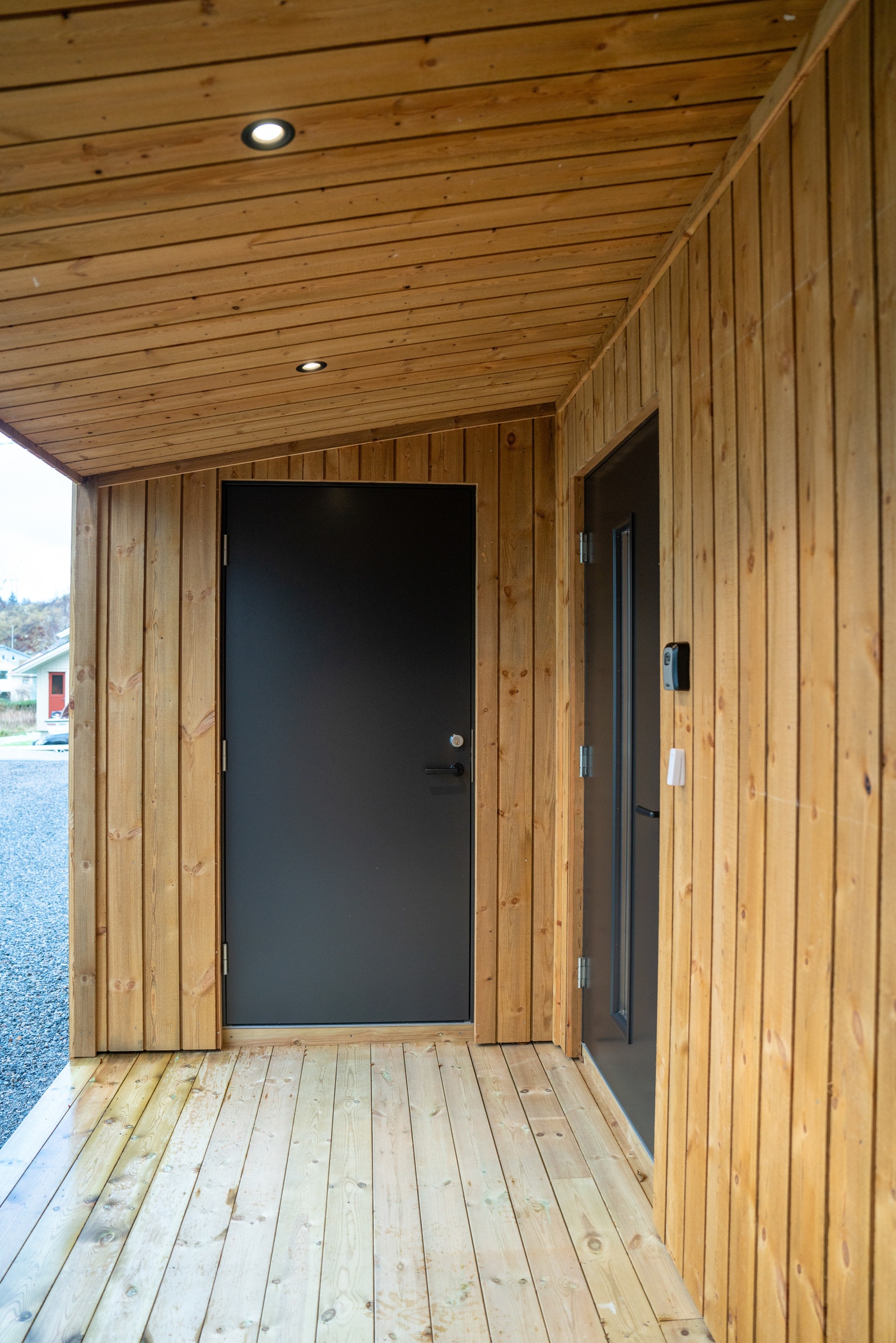 Spotter i tak over inngangspartiet Galleribilde