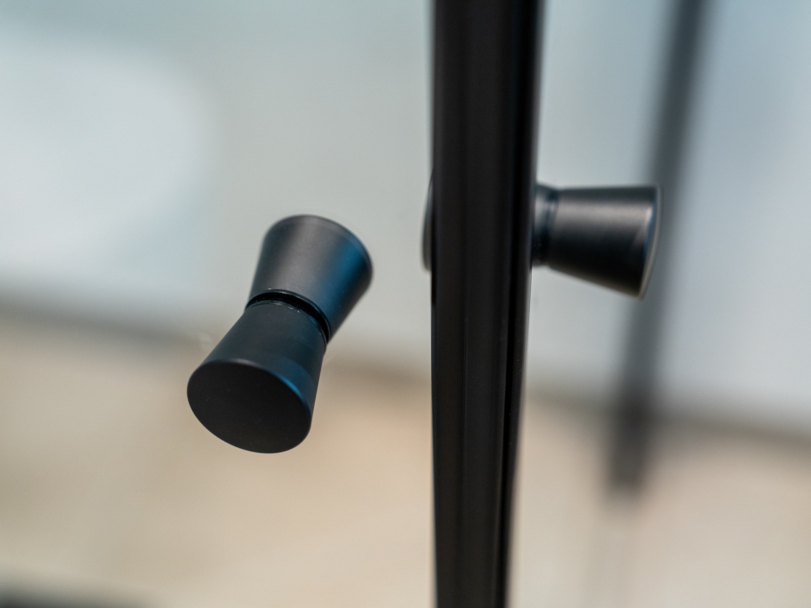 Dusjdører med nedfelt flis i dusjsone Galleribilde