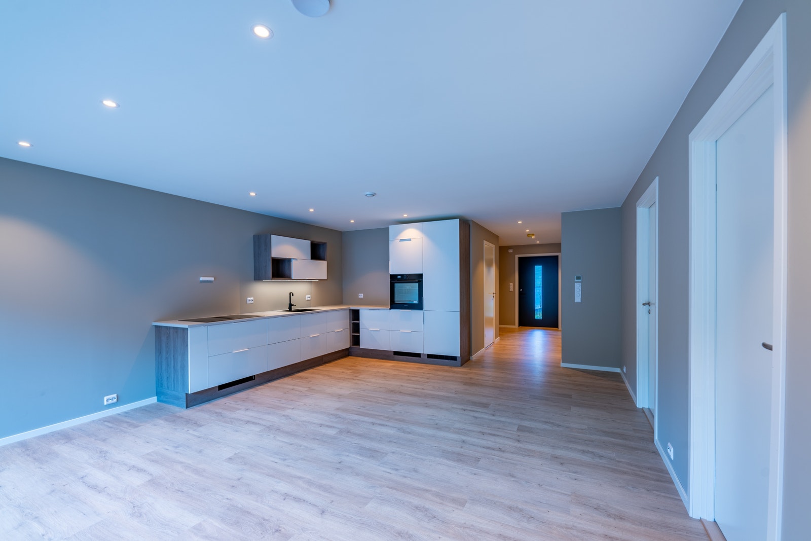 Moderne kjøkken med integrerte hvitevarer Galleribilde