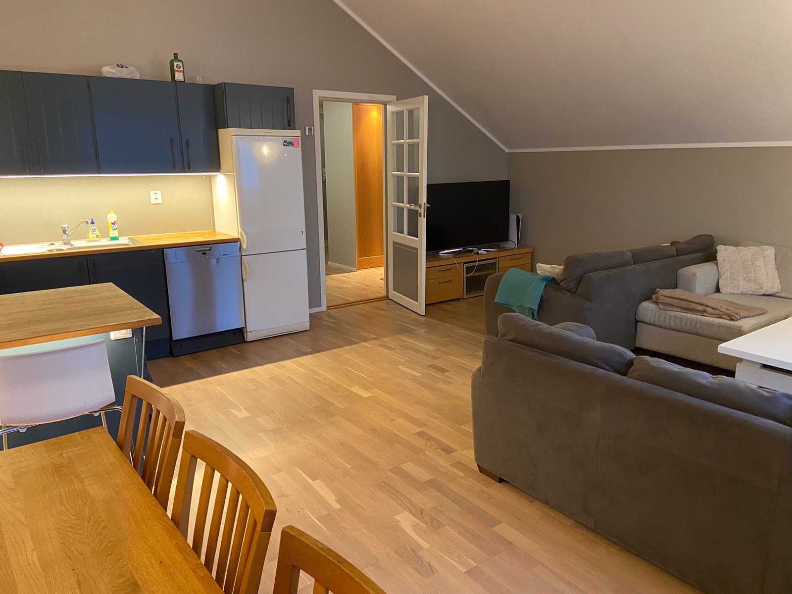 Stue mot gang Galleribilde