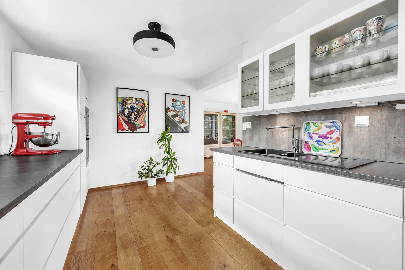 Kjøkken med oppvaskmaskin og integrert kjøleskap Galleribilde