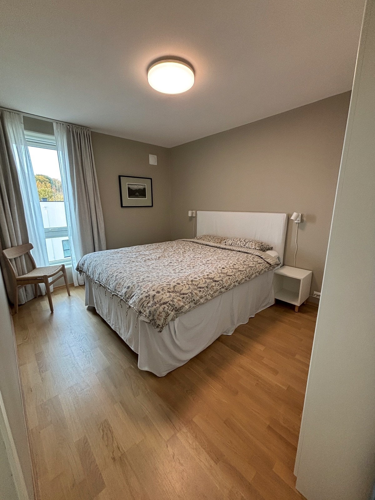 Stort soverom med dobbelseng Galleribilde