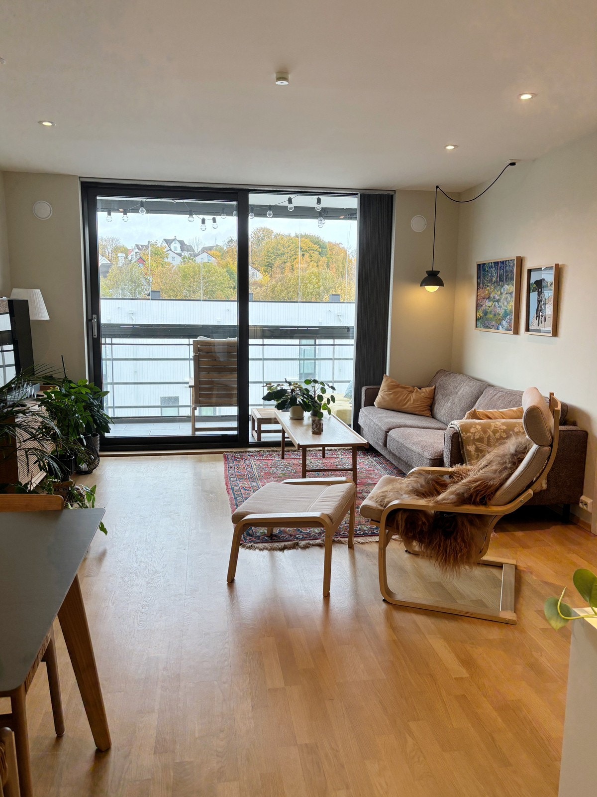 Lys og åpen stue med store vindusflater Galleribilde
