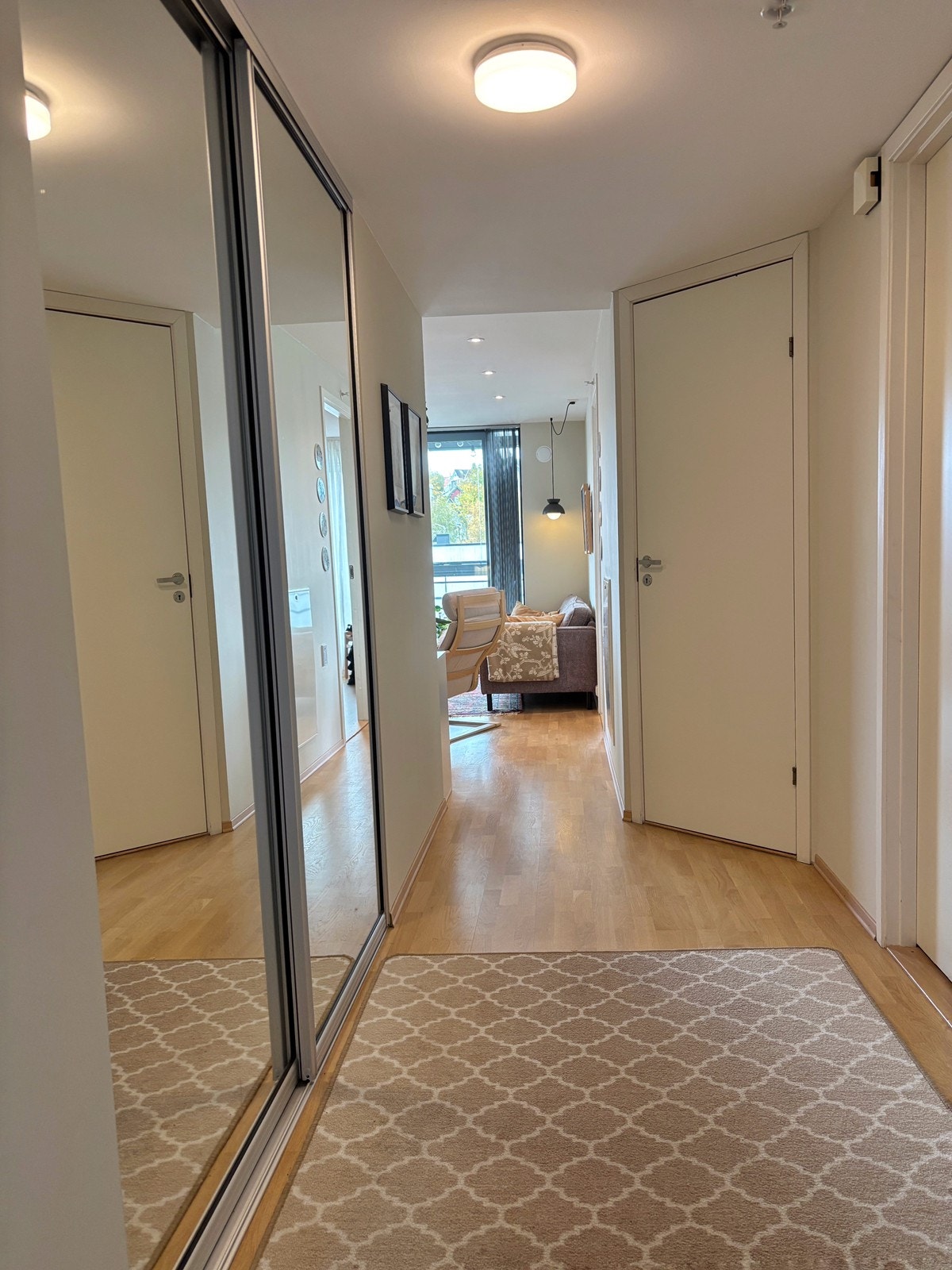 Mye lagringsplass i skyvedørsgarderobe Galleribilde