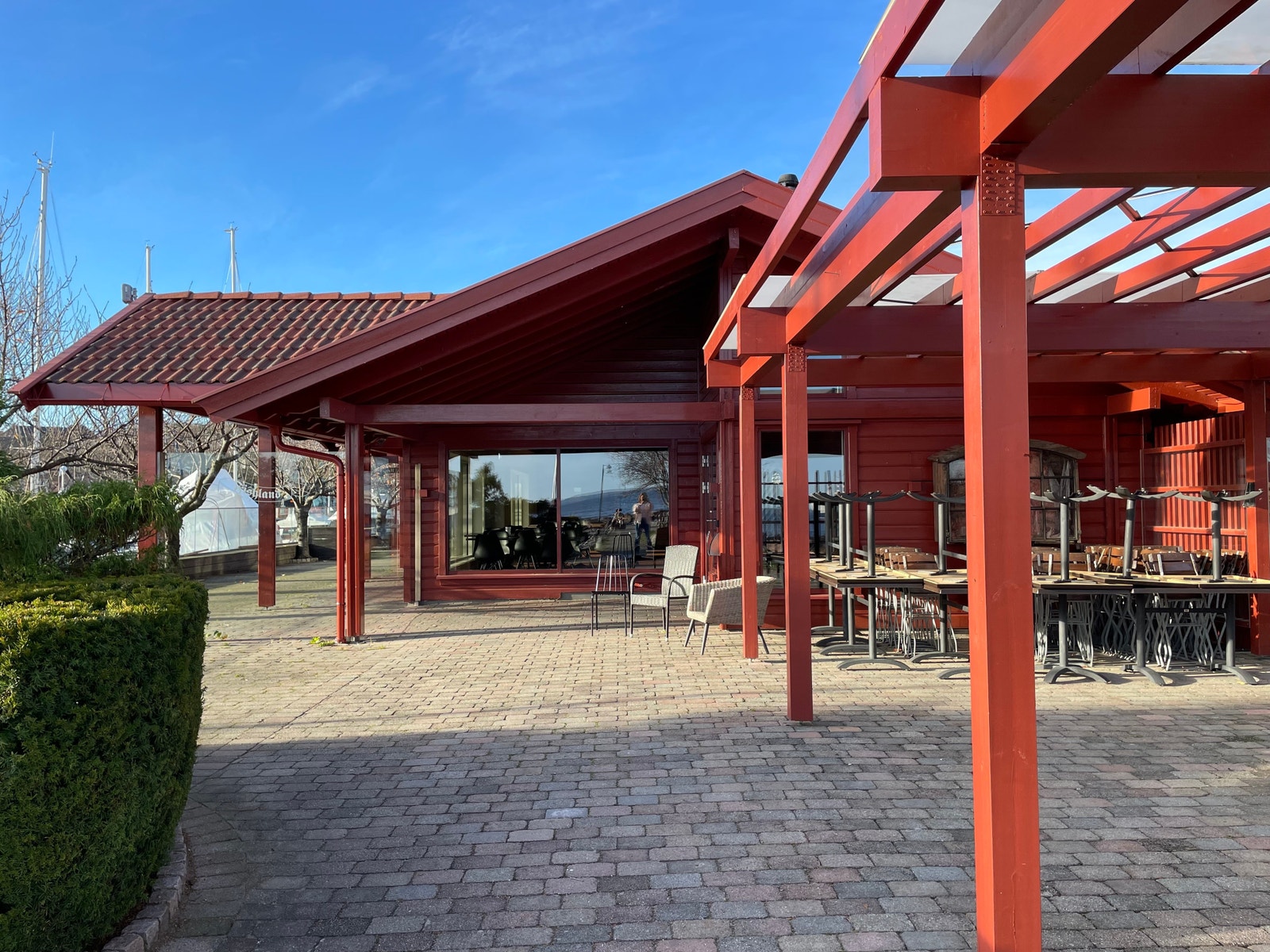 Inngangsparti med uteservering Galleribilde