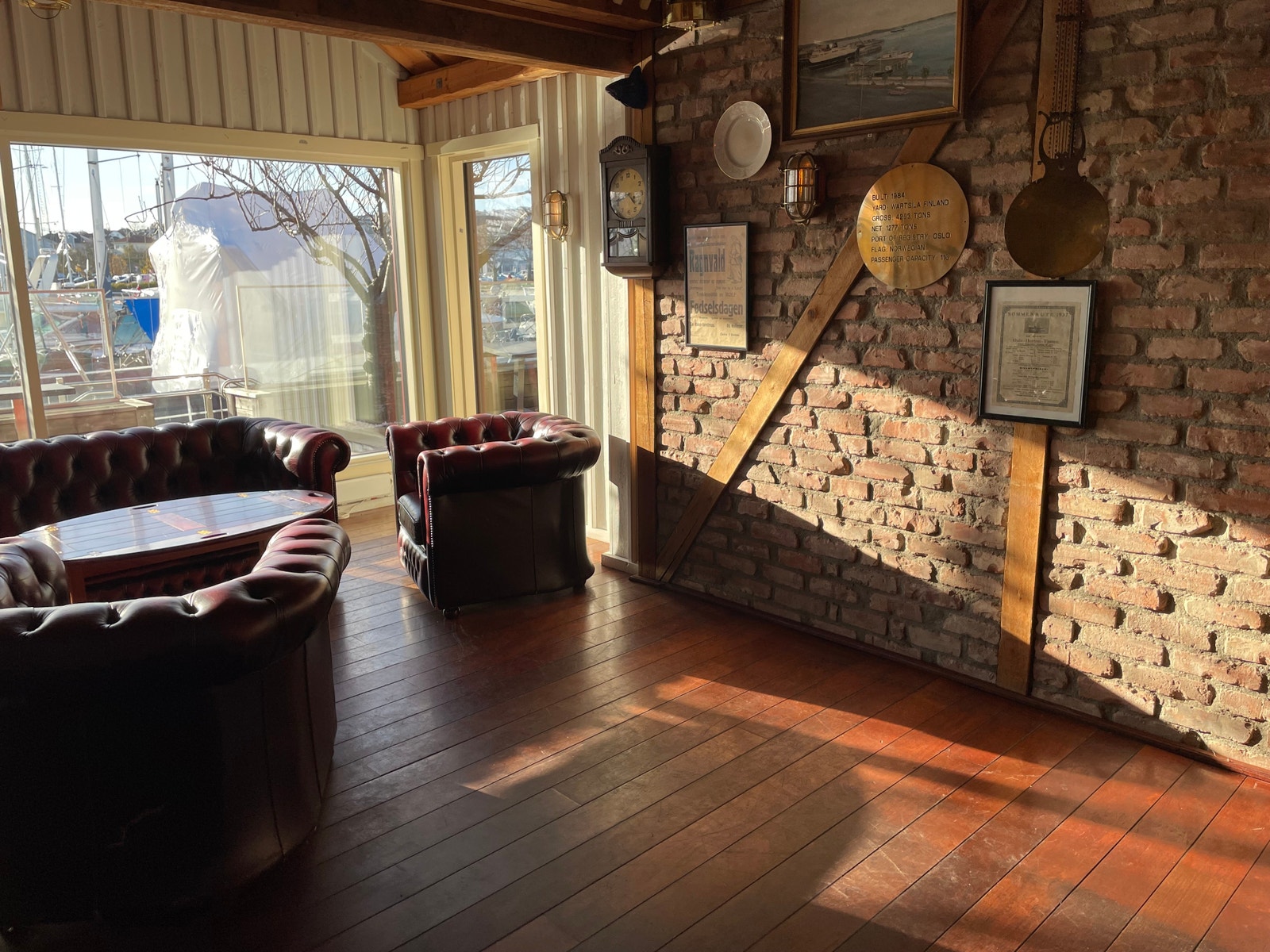 Bar med sittegruppe og rom for småbord. Her er det også høyt under taket. Galleribilde