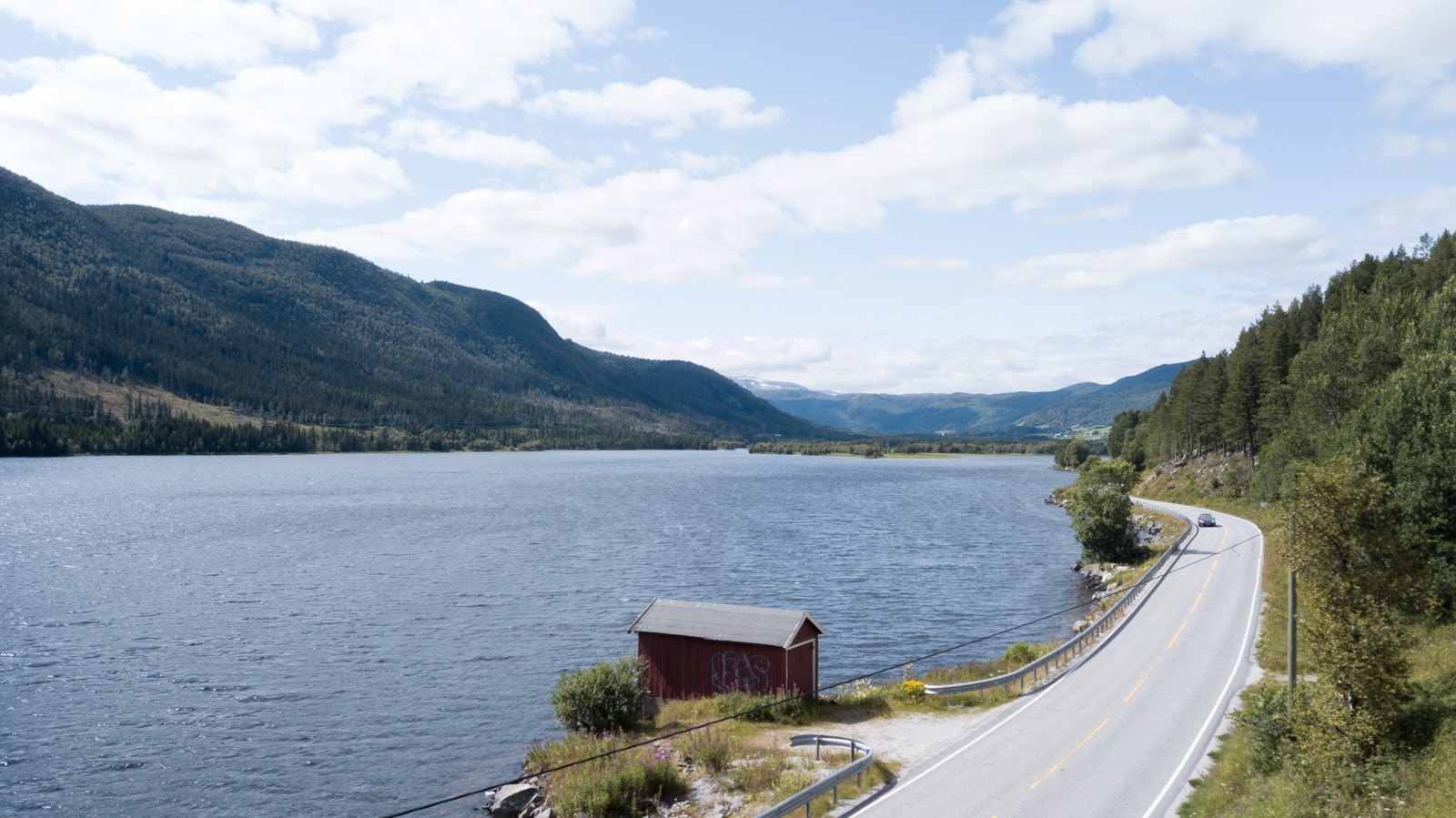 Holsfjorden ligger en kort kjøretur fra eiendommen Galleribilde
