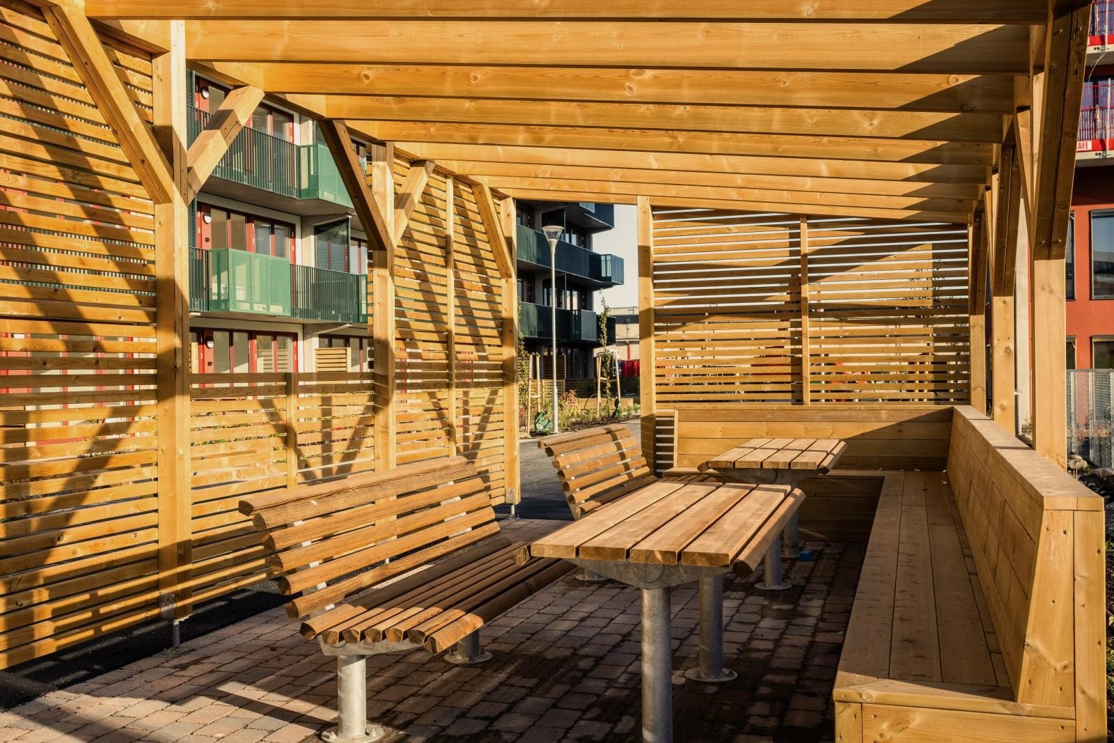 Møteplassen midt i gårdsrommet som inviterer til hygge og kos Galleribilde