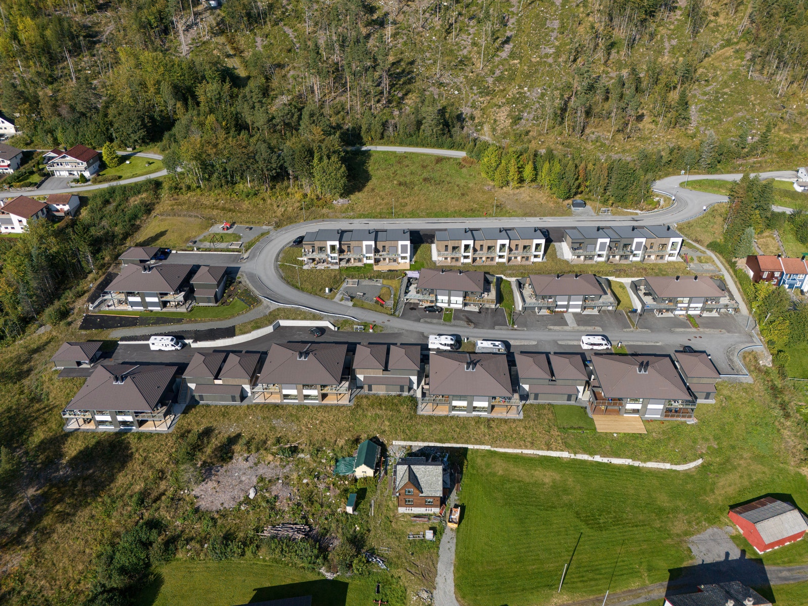 4-mannsbustadane ligg fint og fritt til på fremste rekke Galleribilde