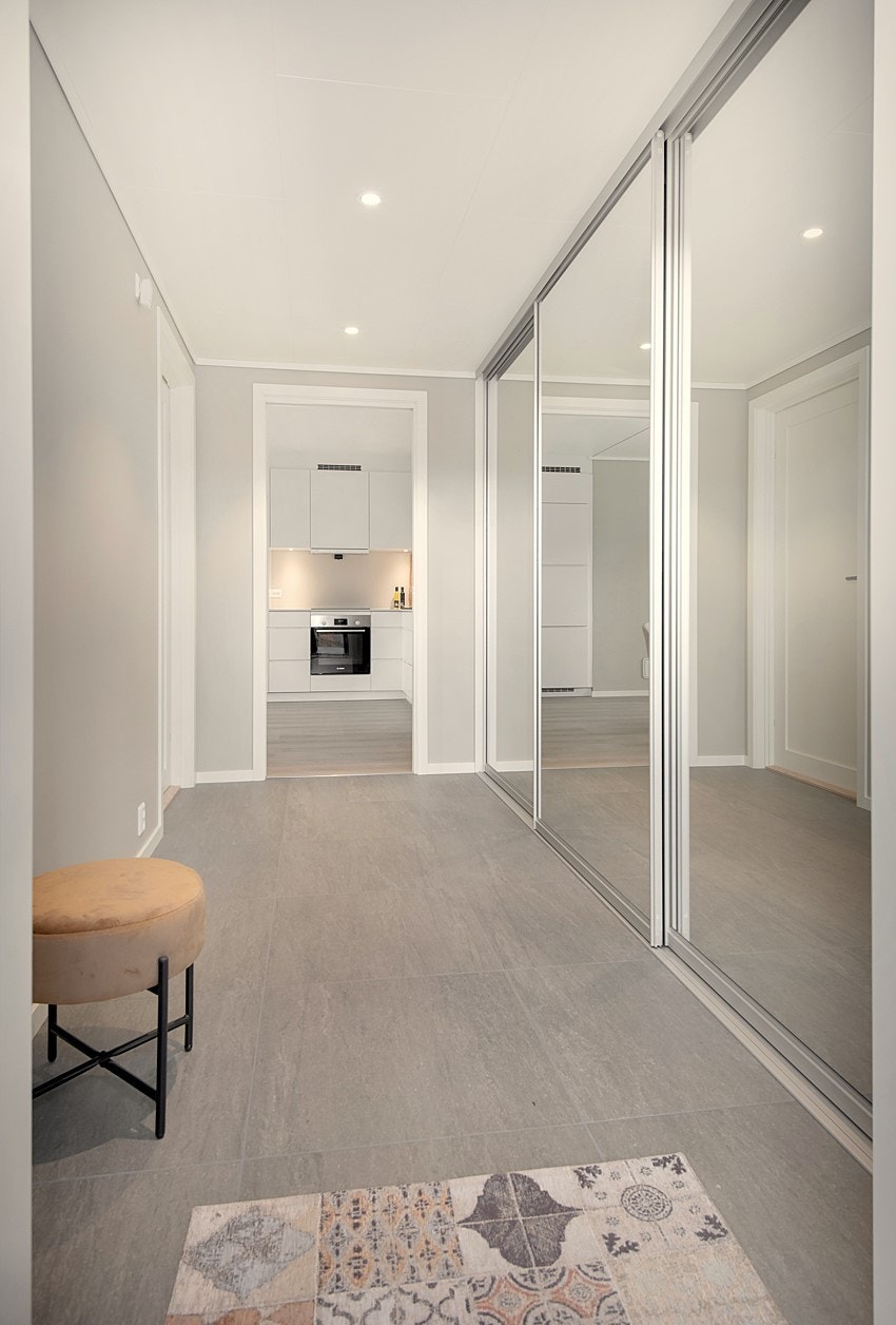 Skyvedørsgarderobe i entrè med god plass til yttertøy, sko og anna oppbevaring. Galleribilde