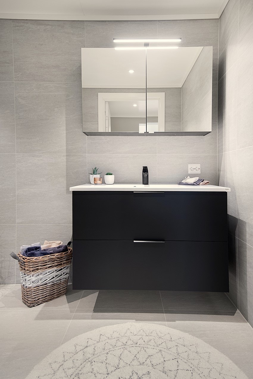 Fin innreiing med heildekkande vask og speilskap Galleribilde