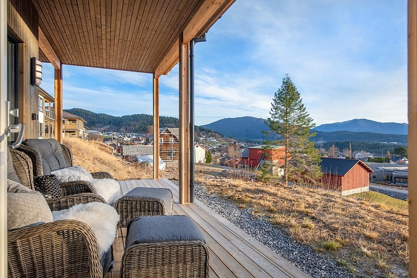 Triveleg overbygd uteplass med nydeleg utsikt Galleribilde