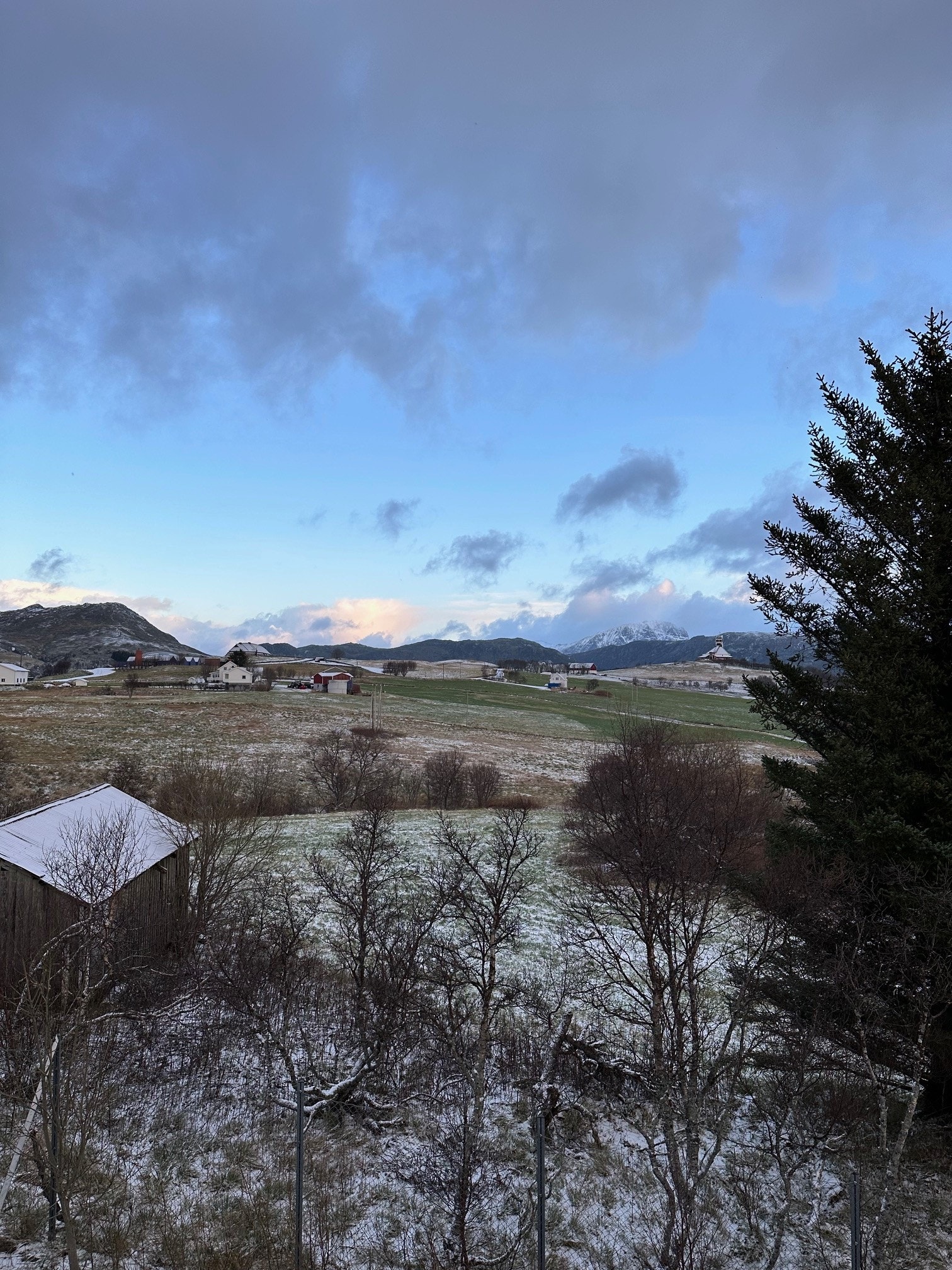 Utsikt fra bygget mot Lofotr vikingmuseum Galleribilde
