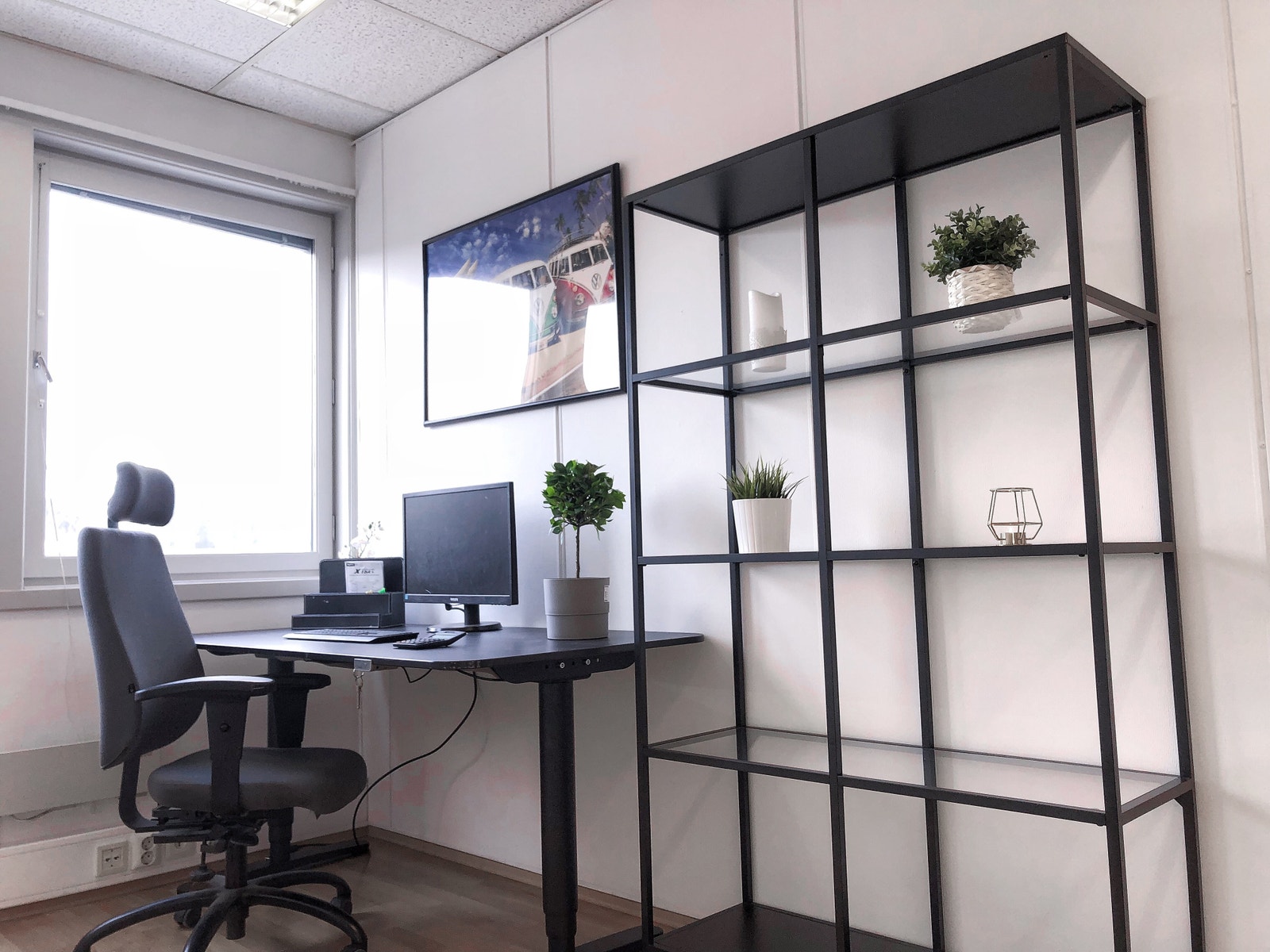 God plass til en arbeidsstasjon og oppbevaring Galleribilde