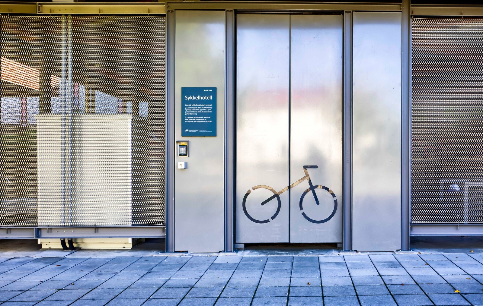 Kløfta stasjon med egen sykkelparkering Galleribilde