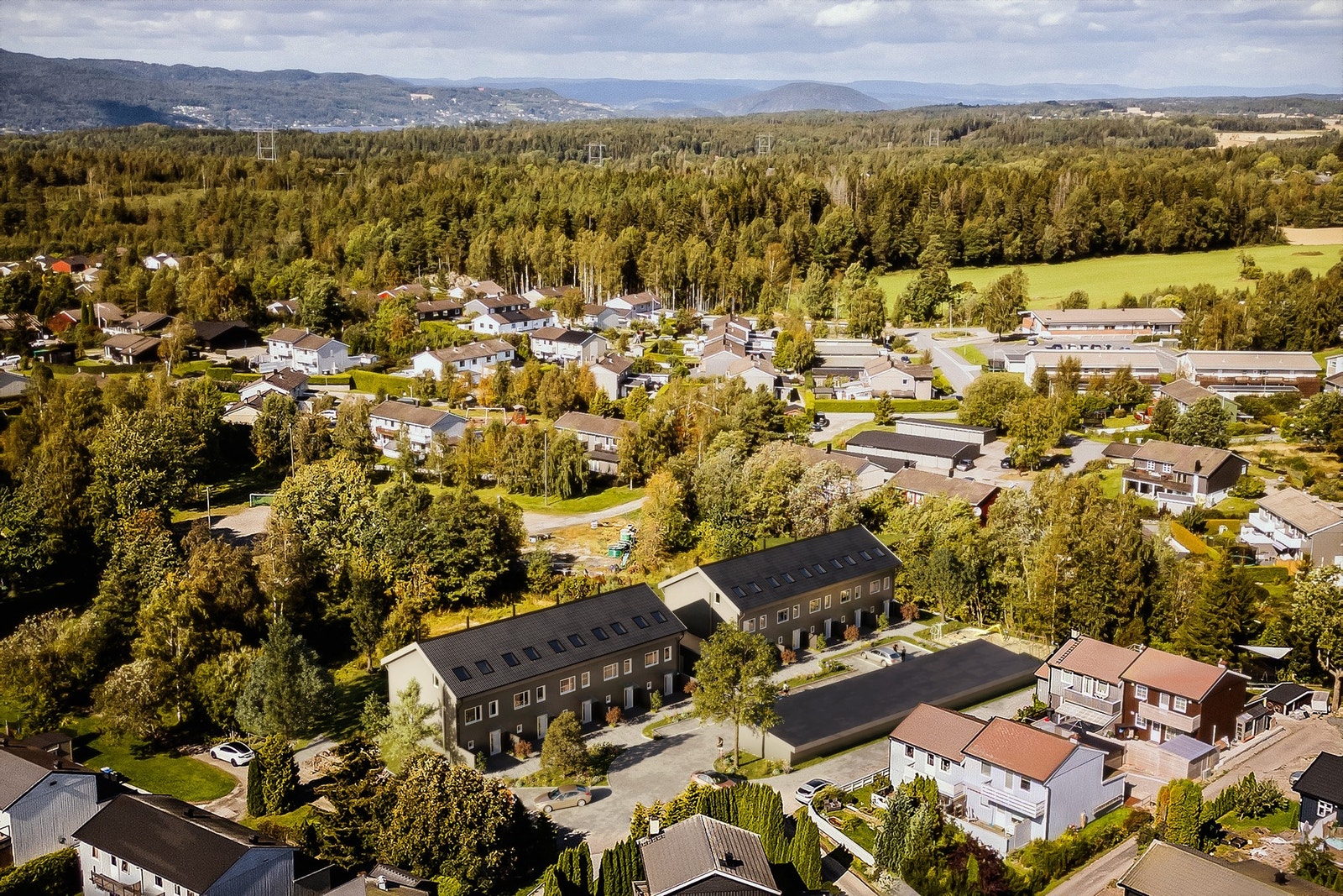 Fellesområdet rundt boligene får fine plenområder med rikelig boltreplass for de minste, og det bygges også lekeplass. Galleribilde
