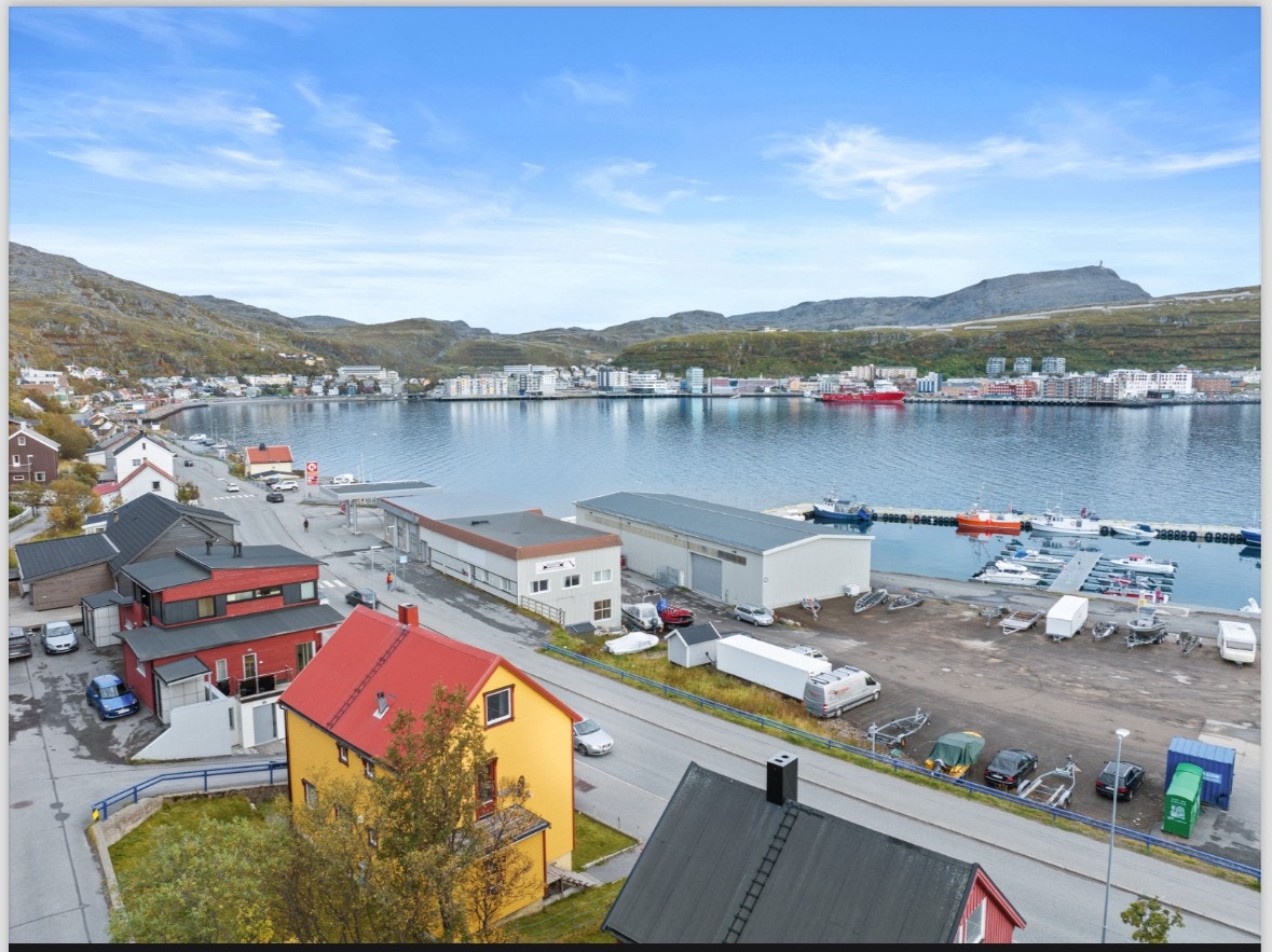 Området omkring. Gode parkeringsmuligheter på andre siden av Fuglenesveien Galleribilde