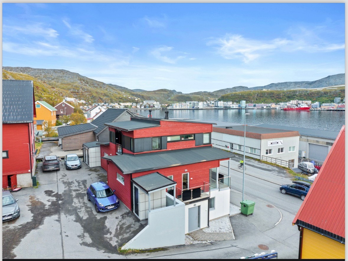 Fasade. Inngang via egen dør i u.etg (grå) Galleribilde