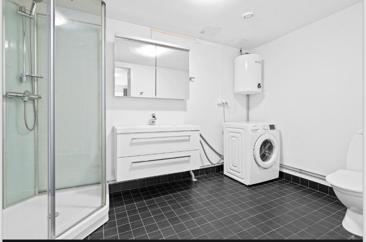 Tidløst og romslig bad med varmekabler i gulv Galleribilde