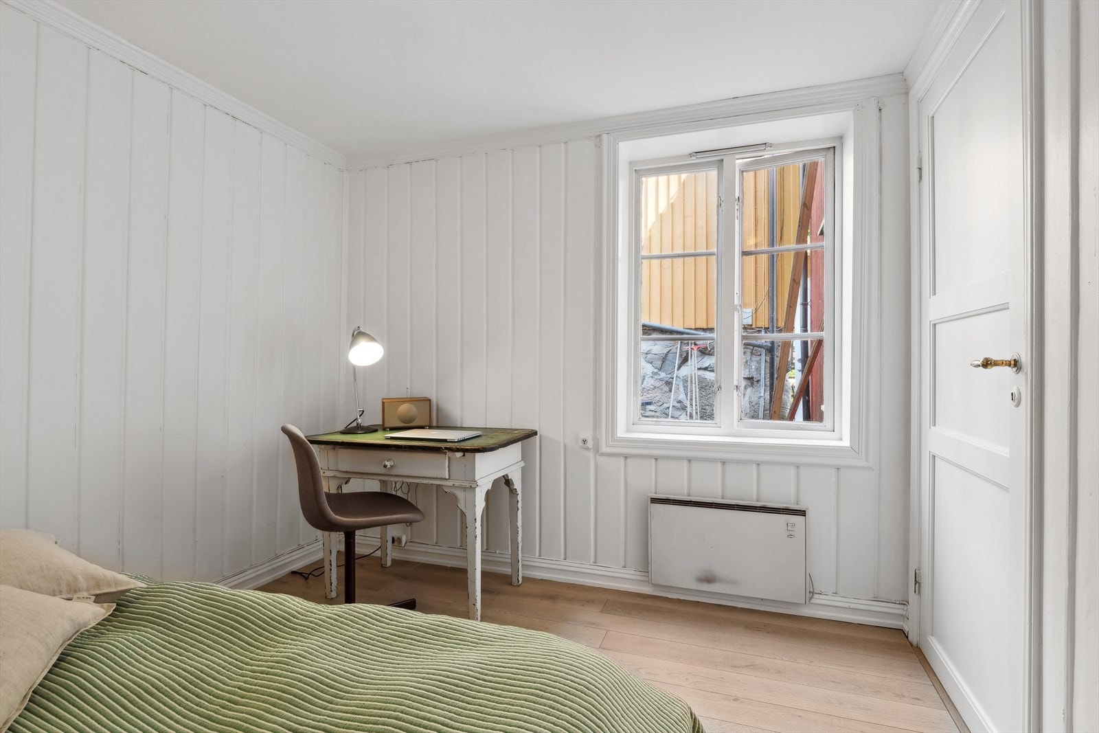 Privat og usjenert soverom mot bakgård Galleribilde