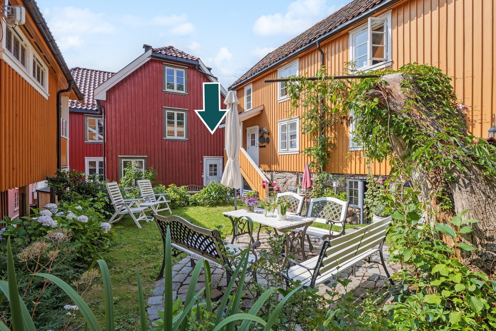 DNB Eiendom v/Katrine Wiiberg har gleden av å presentere Øvre Langgate 41A! Bygården har en nydelig hage i bakgården med friske planter og uteboder. Sol kommer på formiddag i bakgården og er der utover ettermiddag og kveld (men ikke veldig sent). Galleribilde