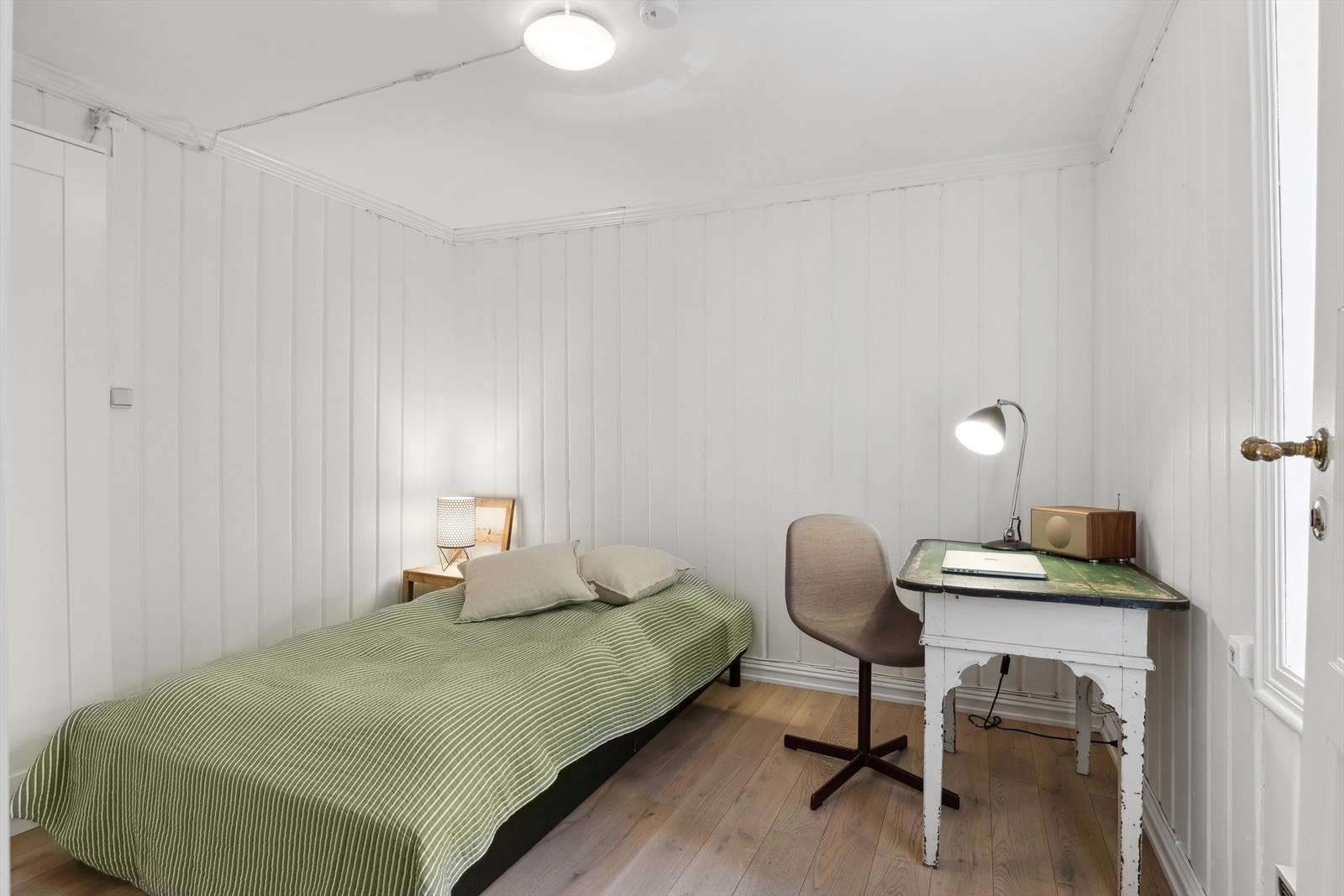Lyst soverom mot bakgård med lite innsyn og støy. Her er det god plass til seng og oppbevaring. Galleribilde