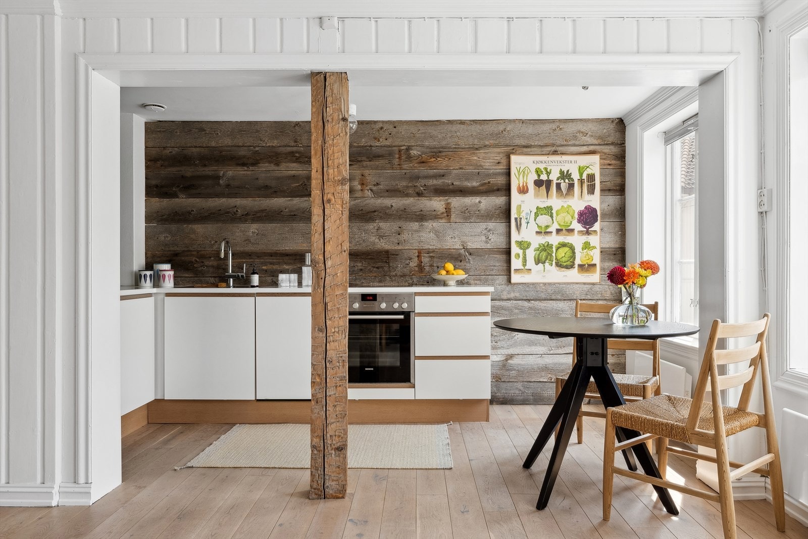 Dekorpanel på kjøkkenet gir god stemning. Materialene er levert fra Oldwood, og er hentet fra gamle bygninger i USA. Galleribilde