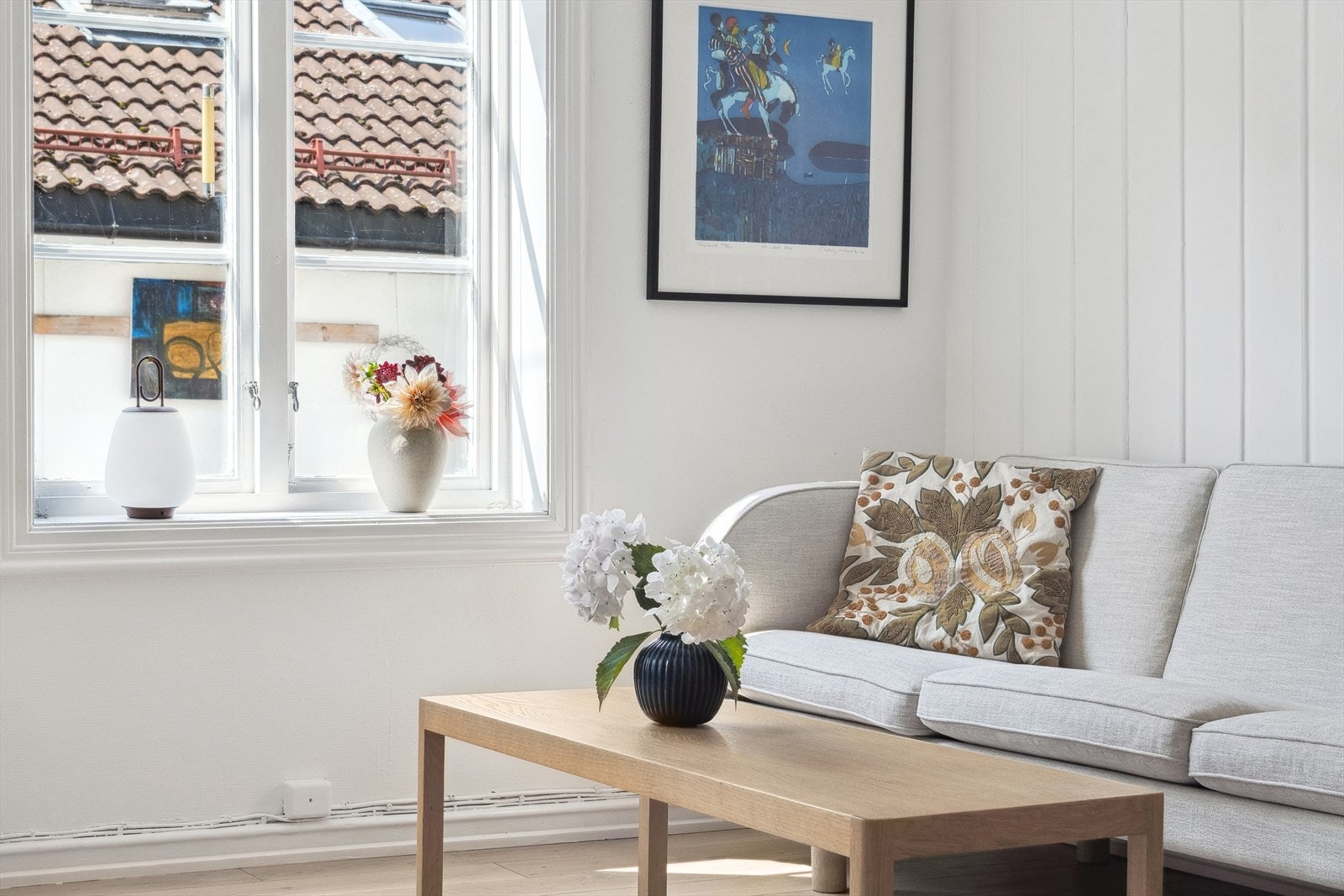 Tak, vegger og lister er nymalt (sommeren 2024) i hele leiligheten (bortsett fra badet). Galleribilde