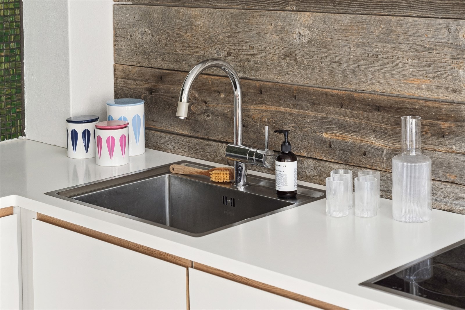 Funksjonell Grohe armatur til vasken, og integrert platetopp. Galleribilde