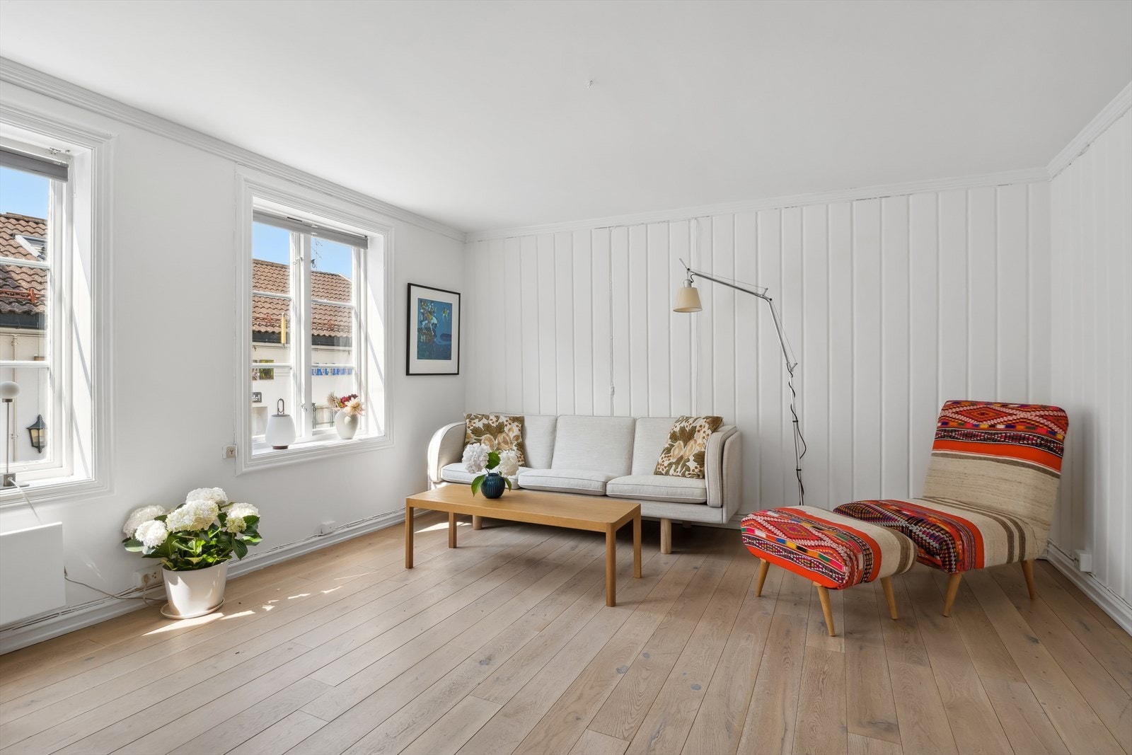 Lys og koselig stue med plass til sofagruppe og tv-benk. Det er lagt slitesterkt heltre eikegulv i leiligheten. Galleribilde