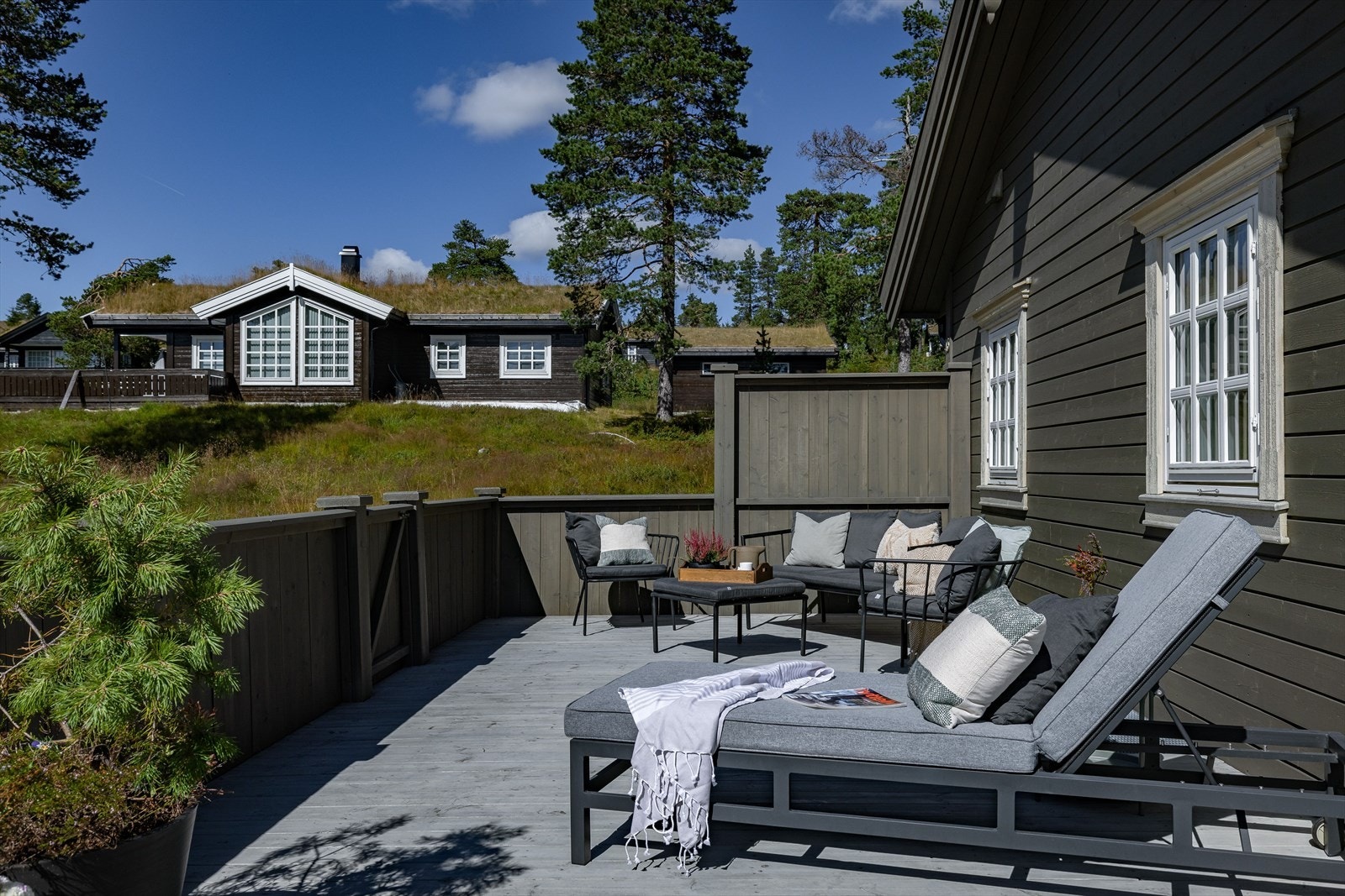 Terrassen sine fine utesoner er perfekt for utekos fra tidlig vår til sent på høsten. Galleribilde