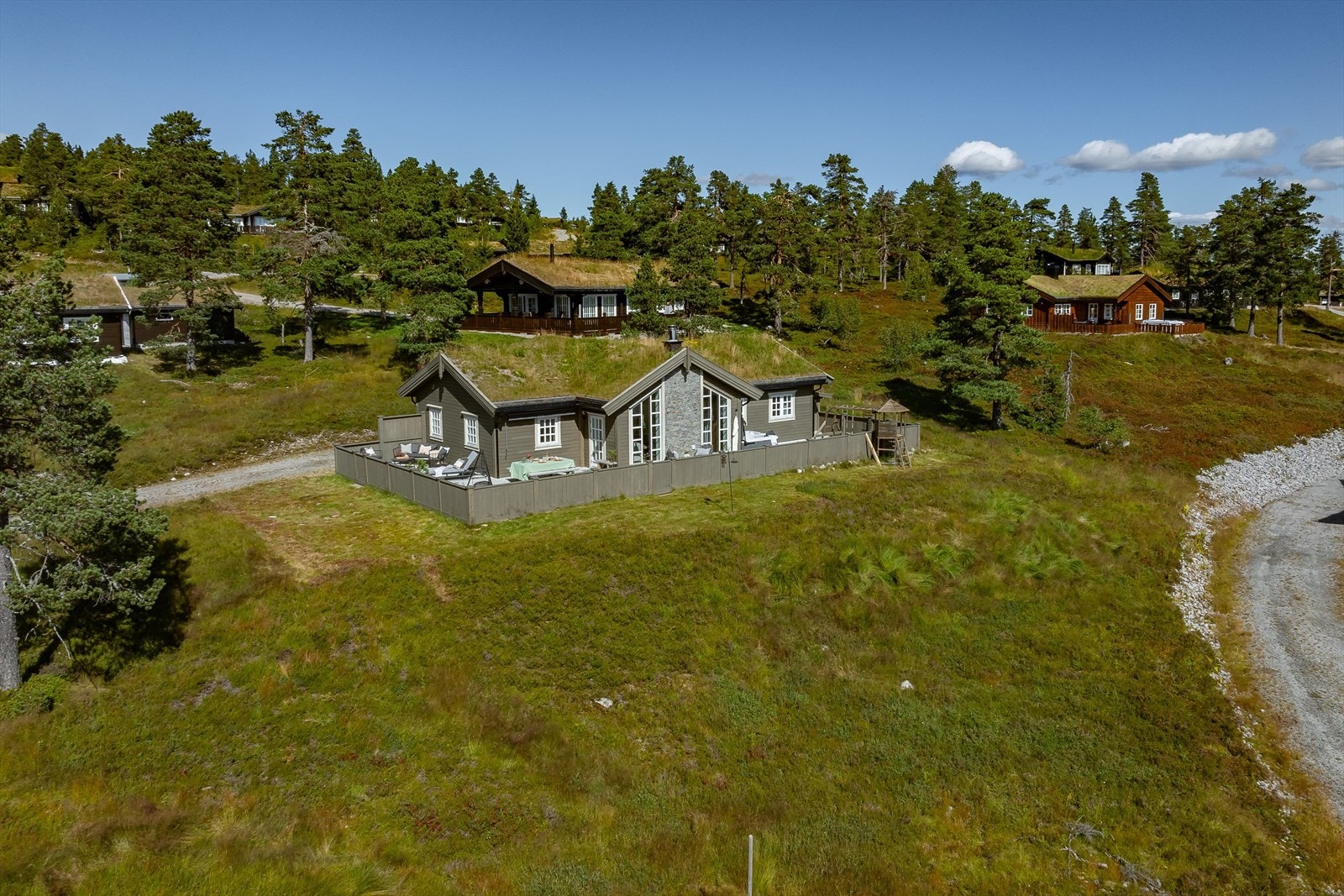 Hytta sin plassering i et populært og nyere hytteområde bør oppleves. En fantastisk beliggenhet for deg som ønsker enkel tilgang til skiløyper og alpinbakke. Velkommen til en hyggelig visning. Galleribilde