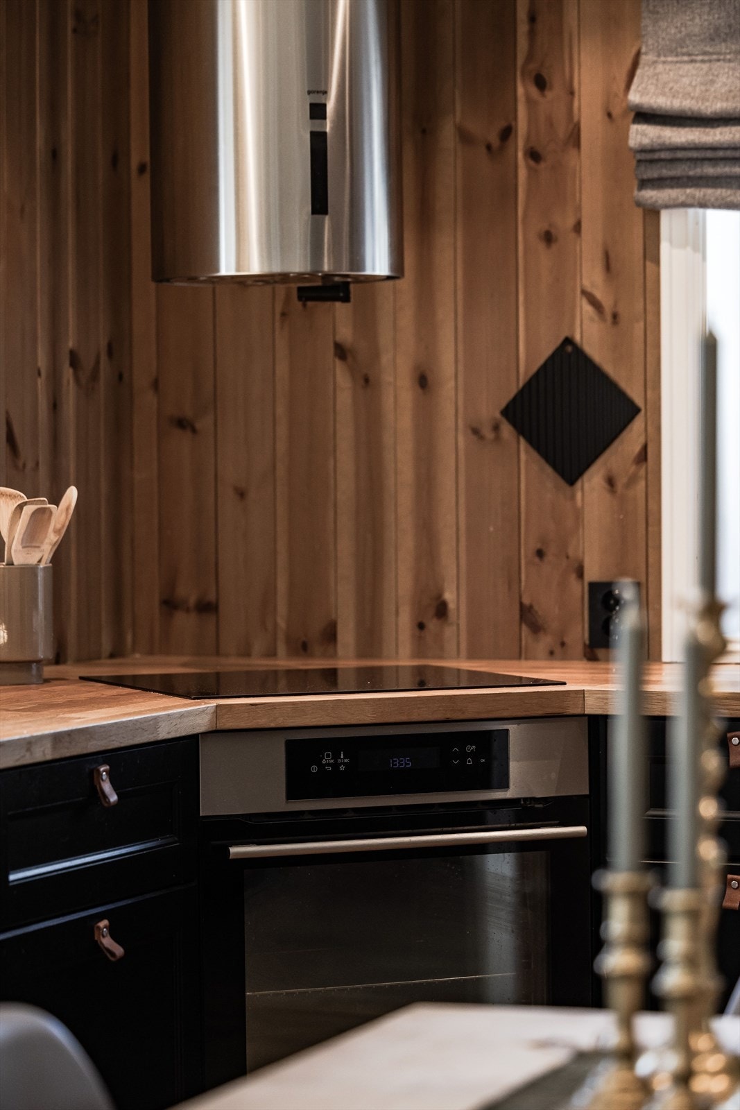 Kjøkkenet har integrerte hvitevarer som bidrar til et ryddig og pent preg. I tillegg er det rikelig med ekstra strømkontakter. Galleribilde