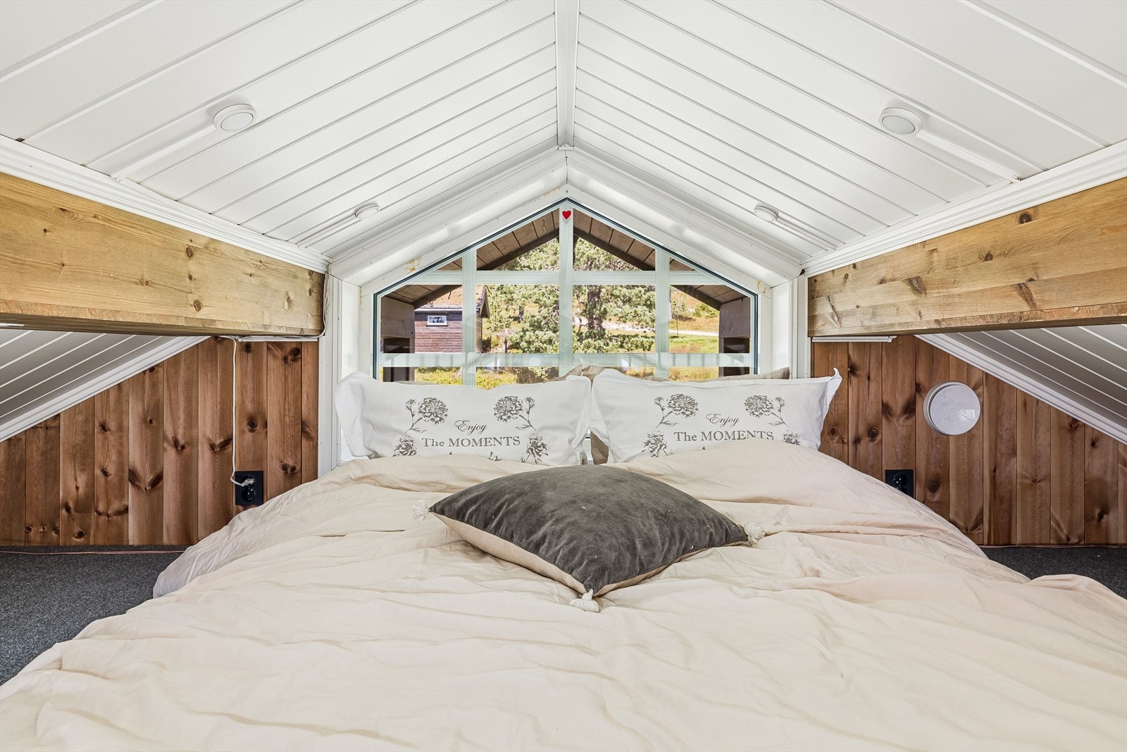 Hemsen har lav takhøyde og er ikke godkjent for varig opphold. Selger har montert smart løsning med lys i tak med touch-sensor. Galleribilde