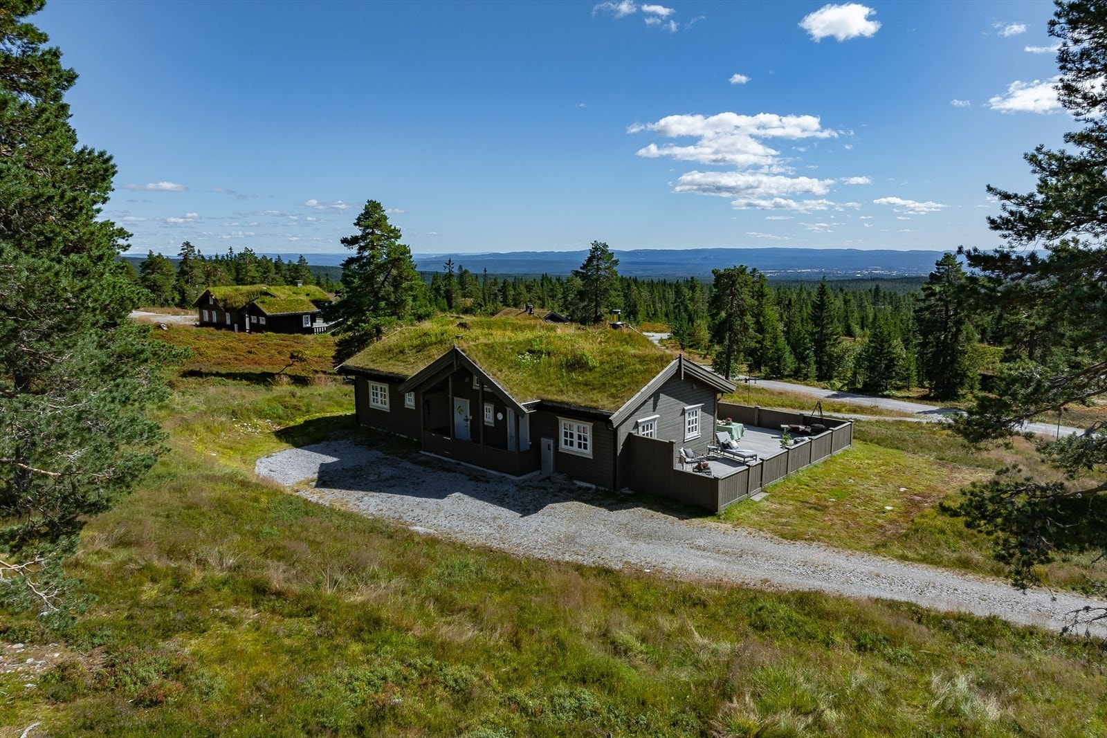 Velkommen til Budor og Furadalsveien 16. Dette er ei hytte for den kresne med sin gode beliggenhet, nydelige utsikt og ikke minst de utsøkte detaljene i hytta som gir en fantastisk atmosfære. Galleribilde