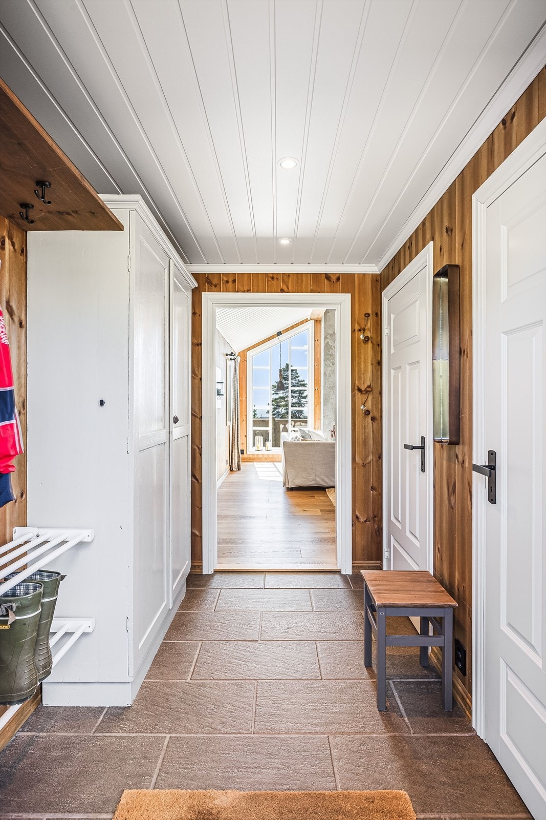 Med en gang du kommer innfor døren merker du hytta sine gode kvaliteter og herlige atmosfære. Det er vannbåren varme i alle dagligrom som bidrar til en lun hytte. Galleribilde