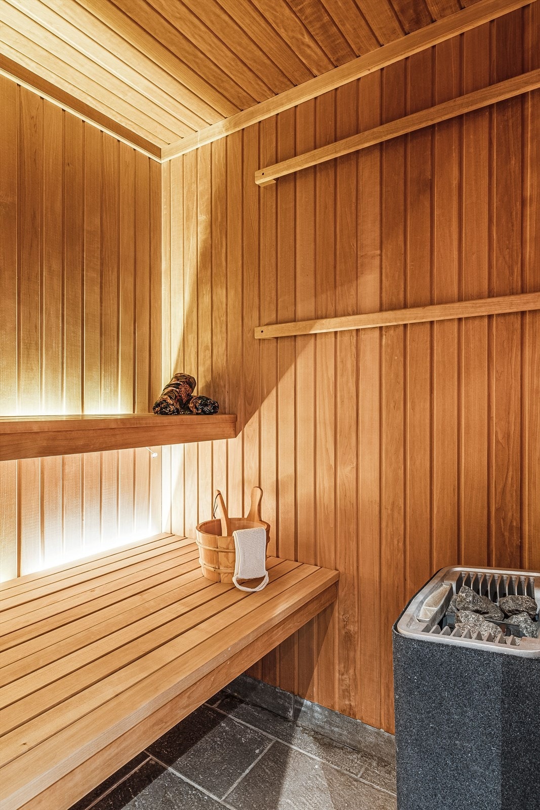 Merk belysningen som gir fin stemning i badstuen, samt håndkleholdere fastmontert på vegg. Galleribilde