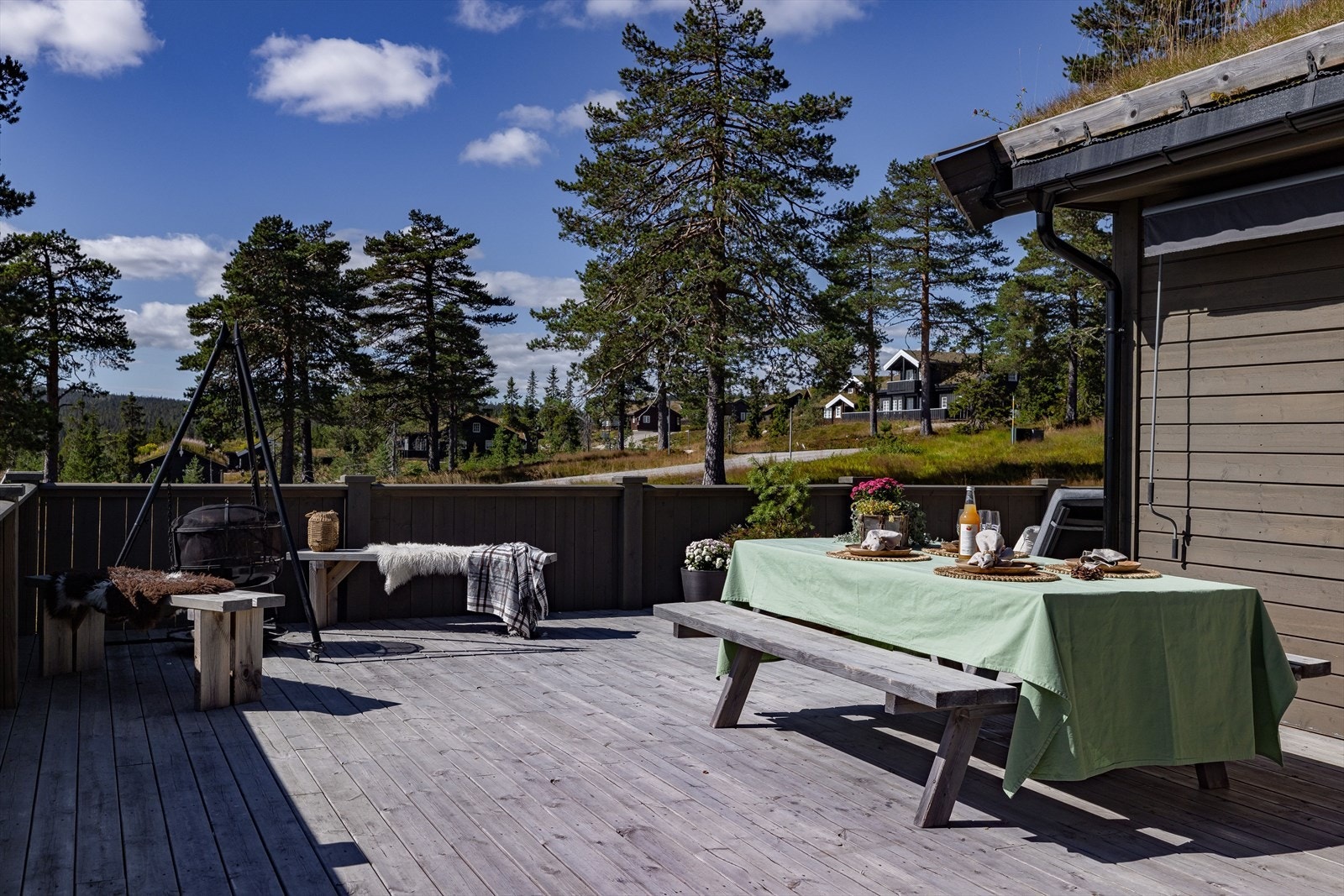 I tillegg er det mulighet for bålpannekos og grilling av pølser på vinterstid. Vegg ved kjøkken er utstyrt med manuell markise. Galleribilde