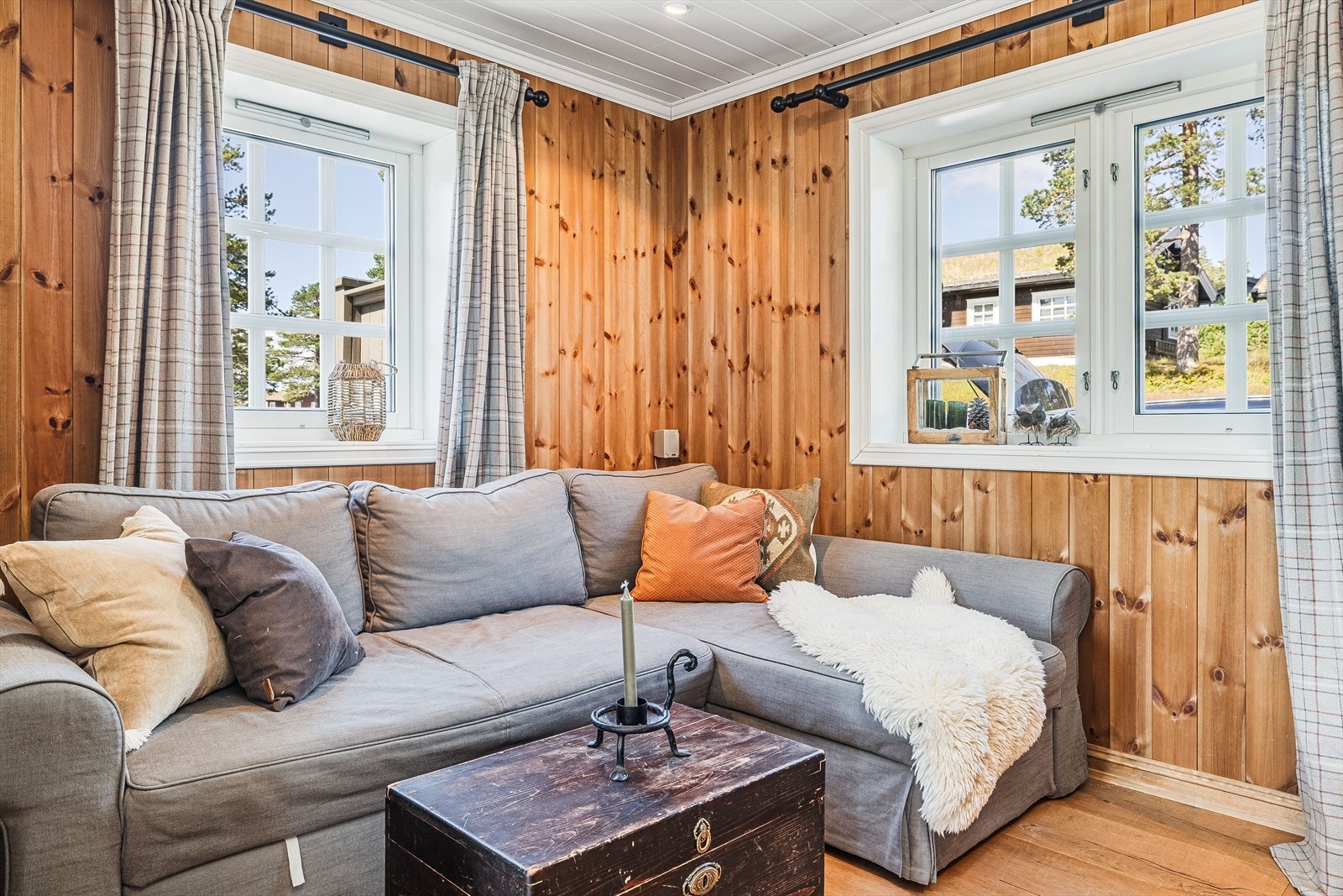 I dag er tv-stuen innredet med en romslig sovesofa. Galleribilde