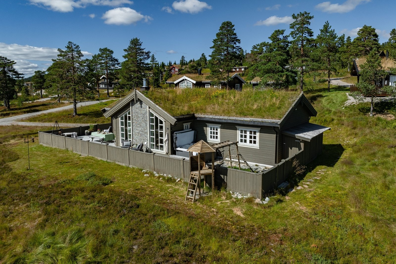 Det solrike og fine tomten ligger godt plassert i Furadalsvegen med enkel adkomst til skiløyper og alpinbakke. Galleribilde
