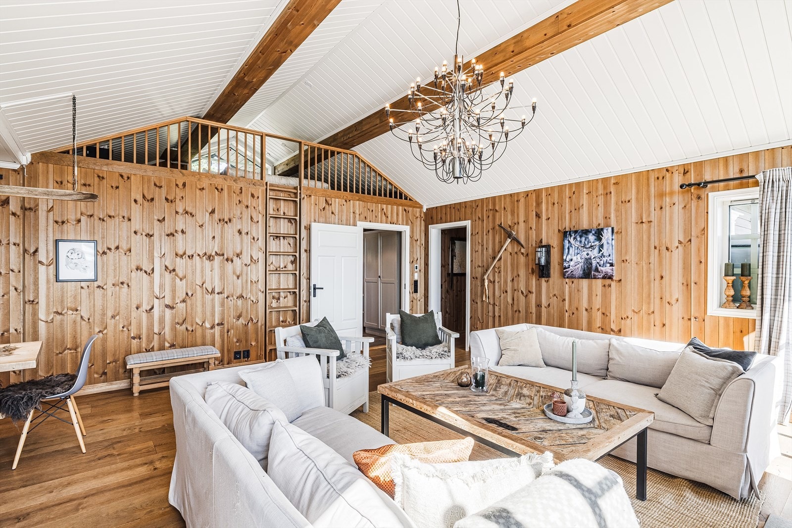 Stuerommet har et flott preg med parkett på gulv og beiset panel på vegger i en behagelig fargetone. Fra stue er det trapp til del med hems Galleribilde