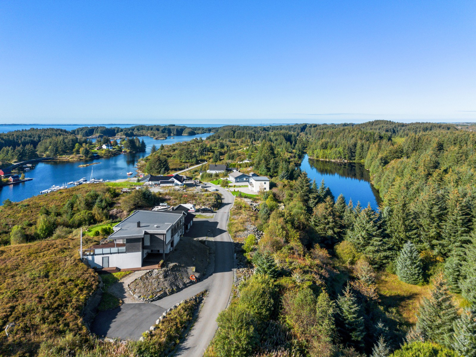 TOMT MED BÅTPLASS: Er du på jakt etter hustomt på Radøy, bør du sjekke ut de to tomtene i Marøyvegen. He bor du  tett på fjord og frodig natur.