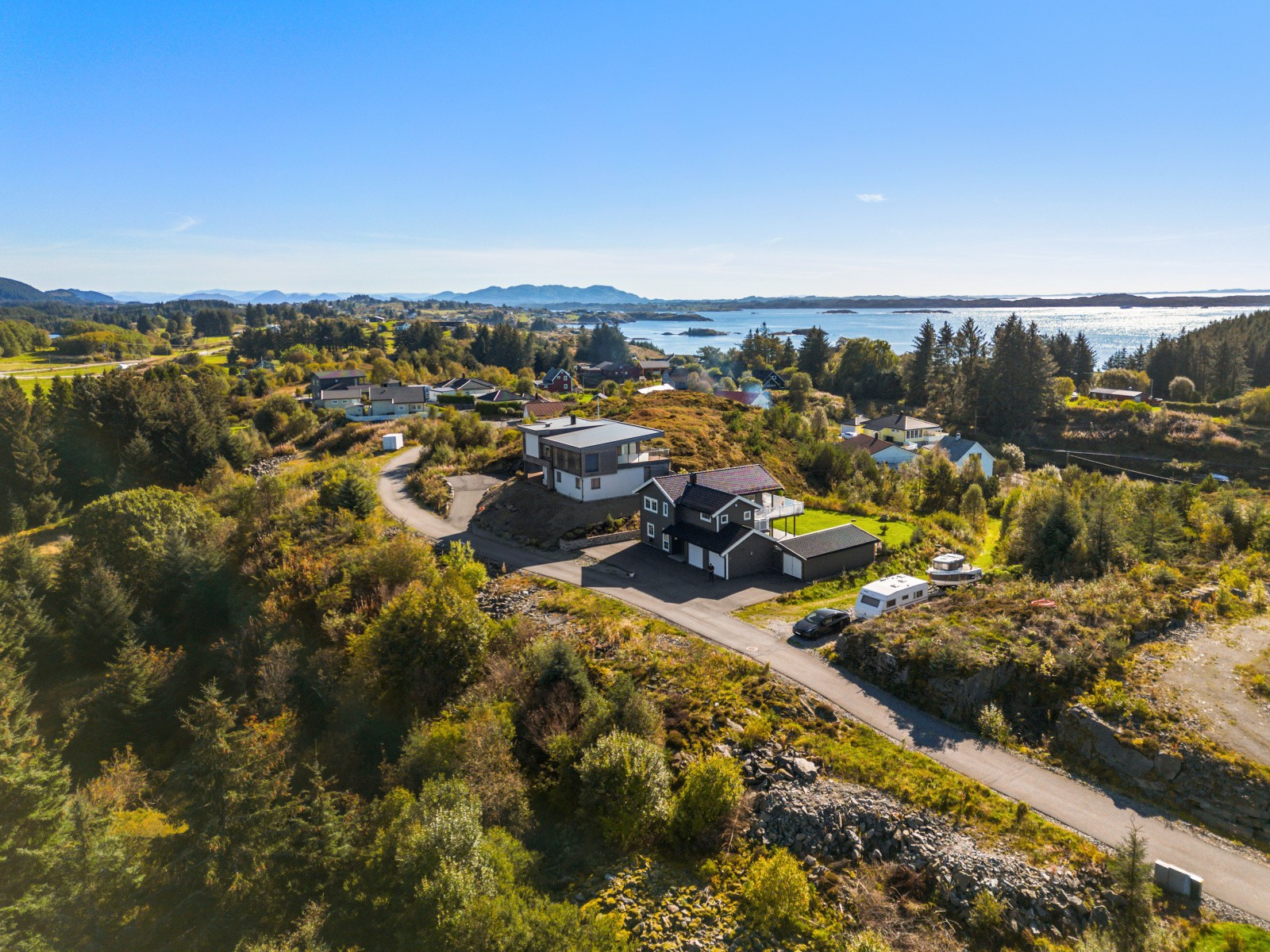 ÅPNE LANDSKAP: På Radøy har du tilgang til både grønne marker og båtlivet like utenfor stuedøren.