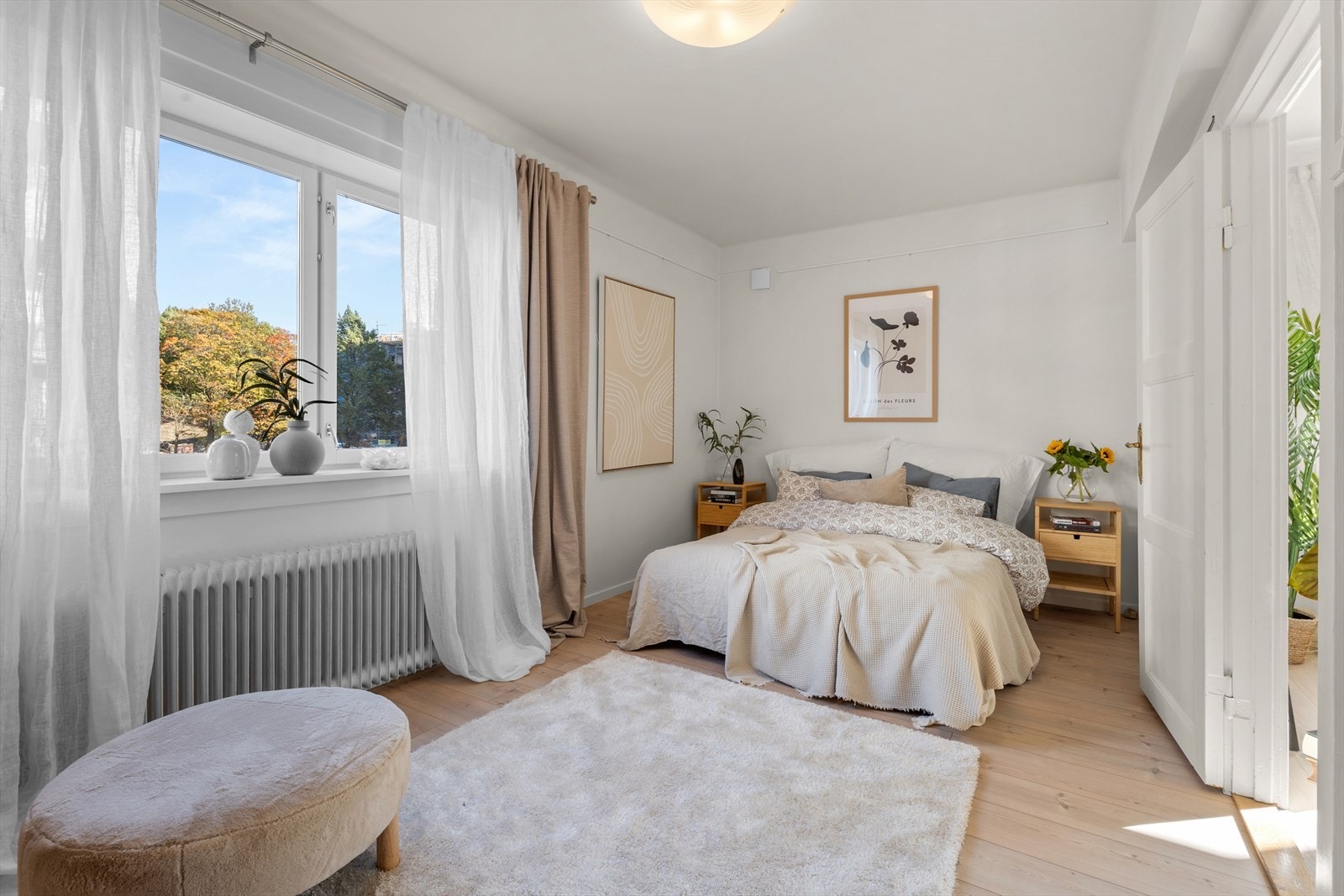 Meget romslig soverom med god plass til dobbeltseng og nattbord Galleribilde