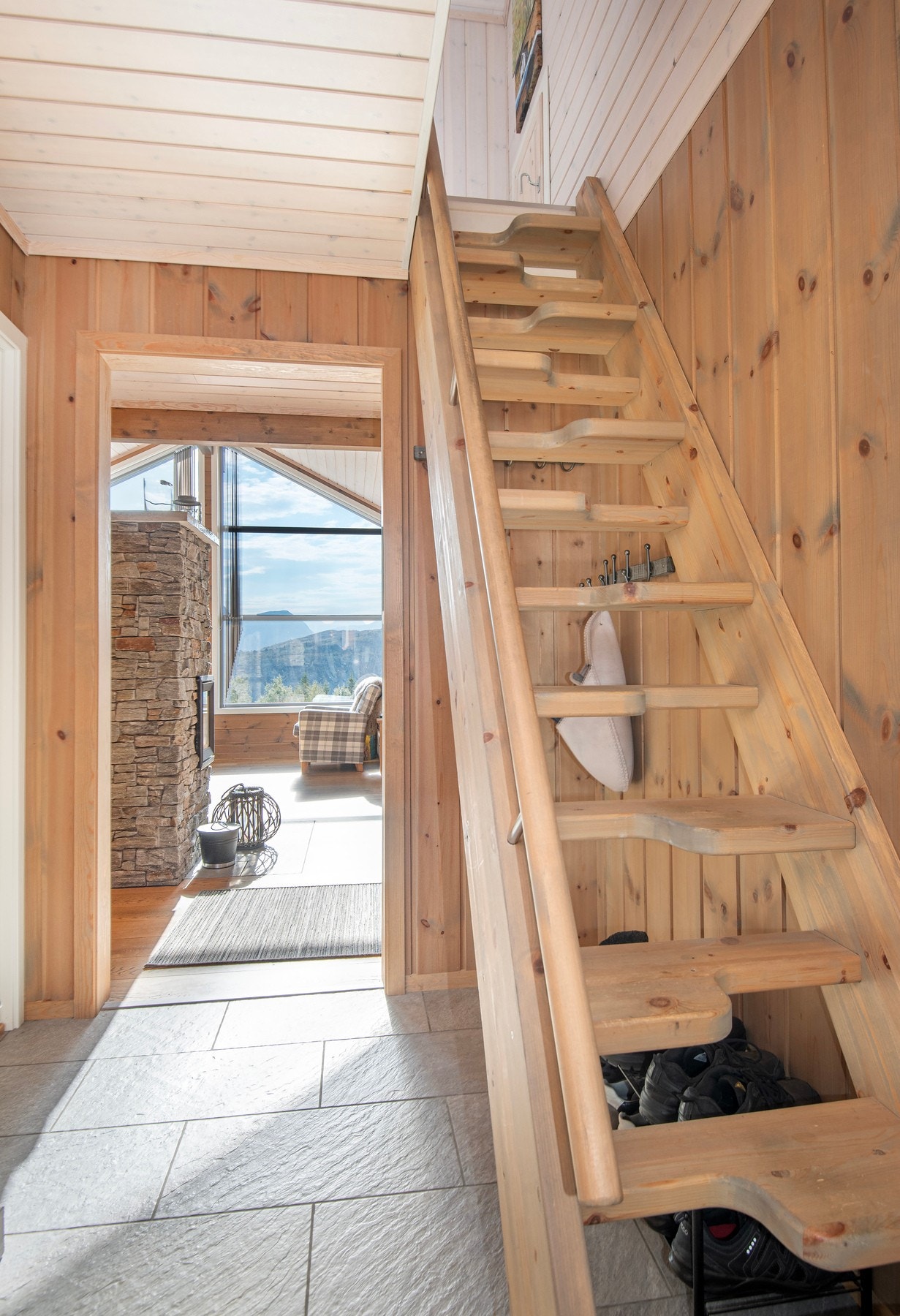 Trapp opp til hems Galleribilde