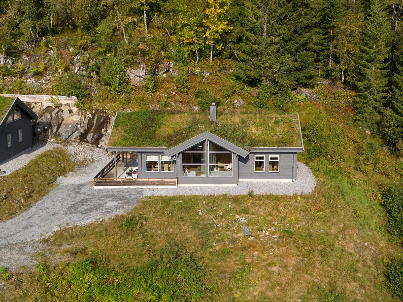 Skarvegen 64 - ligger som siste hytta i feltet og i enden av en blindvei. Galleribilde